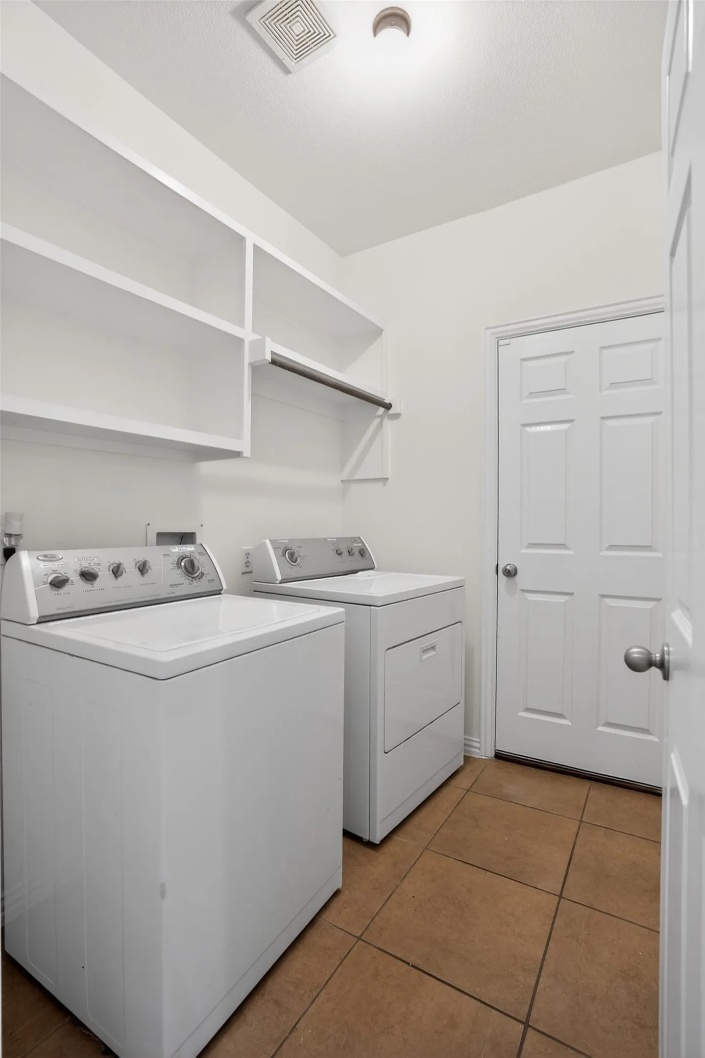 Single Family Residence For Sale in Dallas County , 1426 Levee Lane, Cedar Hill, Texas 75104, 4 Bedroom, 4 Bathroom, 2 Garage spaces, 3,558 Sqft, built in 2005, mls#21285563, Real Estate Agent in Cedar Hill, Homes For Sale in Dallas county, Homes For Sale in Cedar Hill, Realtor in Cedar Hill Texas, Real Estate Brokerage Independent Realty Texas, Luminita Cordes Realtor