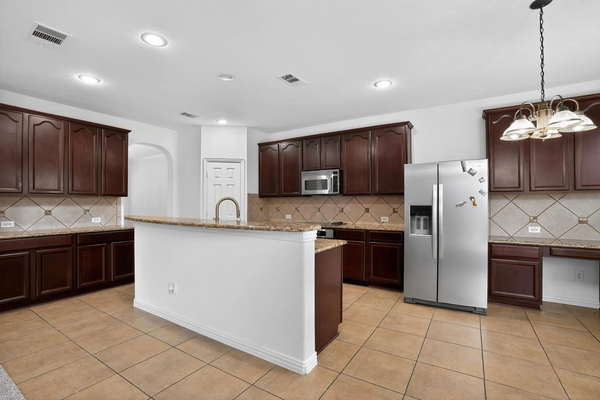 Single Family Residence For Sale in Dallas County , 1426 Levee Lane, Cedar Hill, Texas 75104, 4 Bedroom, 4 Bathroom, 2 Garage spaces, 3,558 Sqft, built in 2005, mls#21285563, Real Estate Agent in Cedar Hill, Homes For Sale in Dallas county, Homes For Sale in Cedar Hill, Realtor in Cedar Hill Texas, Real Estate Brokerage Independent Realty Texas, Luminita Cordes Realtor