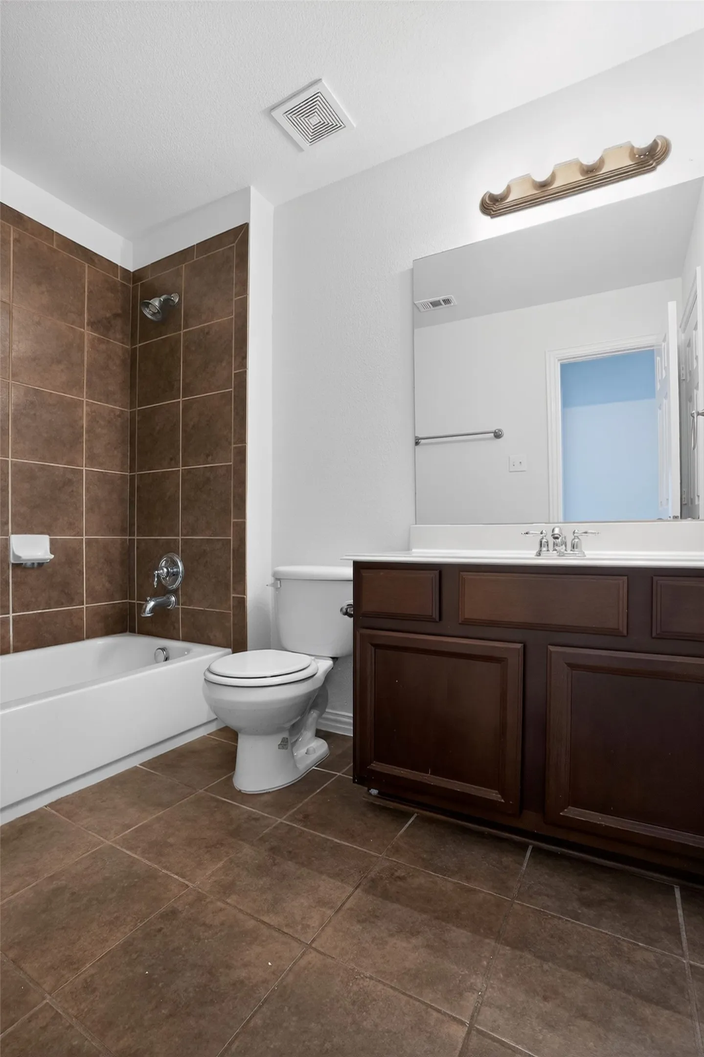 Single Family Residence For Sale in Dallas County , 1426 Levee Lane, Cedar Hill, Texas 75104, 4 Bedroom, 4 Bathroom, 2 Garage spaces, 3,558 Sqft, built in 2005, mls#21285563, Real Estate Agent in Cedar Hill, Homes For Sale in Dallas county, Homes For Sale in Cedar Hill, Realtor in Cedar Hill Texas, Real Estate Brokerage Independent Realty Texas, Luminita Cordes Realtor