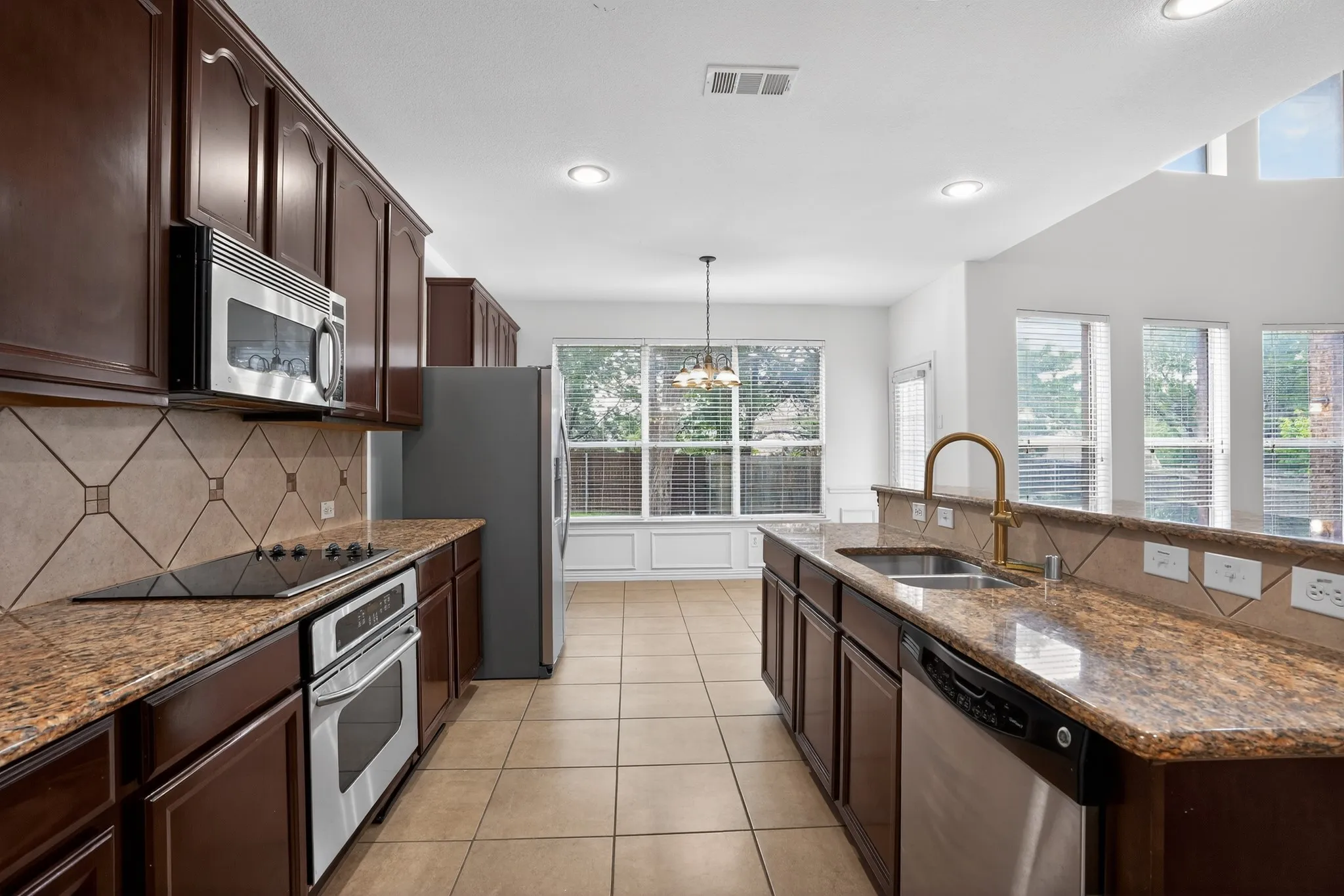 Single Family Residence For Sale in Dallas County , 1426 Levee Lane, Cedar Hill, Texas 75104, 4 Bedroom, 4 Bathroom, 2 Garage spaces, 3,558 Sqft, built in 2005, mls#21285563, Real Estate Agent in Cedar Hill, Homes For Sale in Dallas county, Homes For Sale in Cedar Hill, Realtor in Cedar Hill Texas, Real Estate Brokerage Independent Realty Texas, Luminita Cordes Realtor