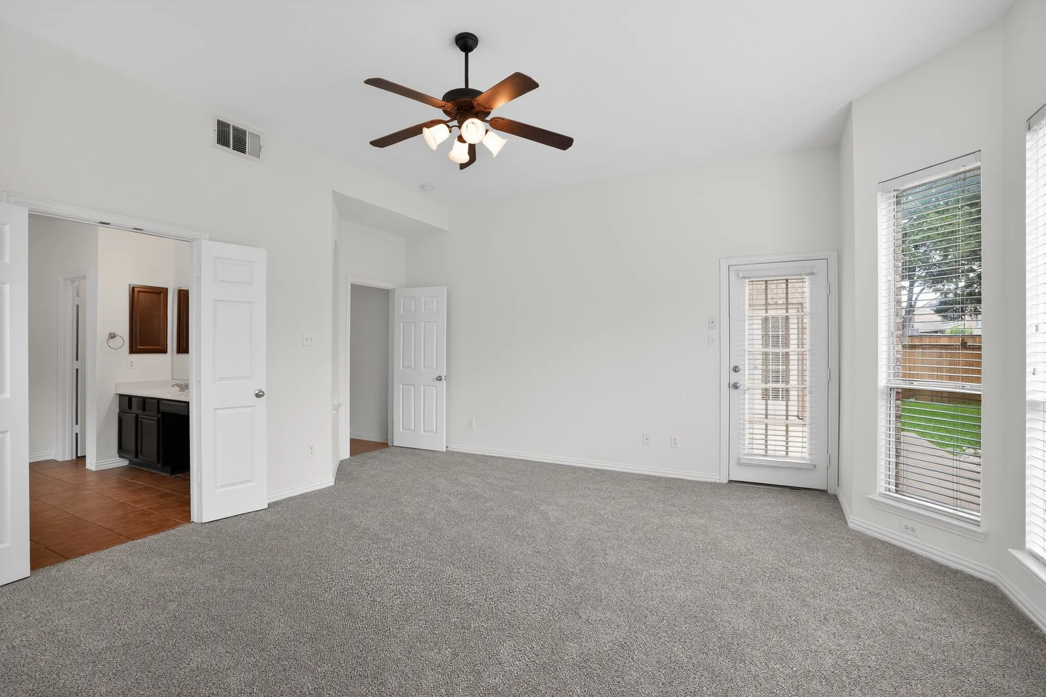 Single Family Residence For Sale in Dallas County , 1426 Levee Lane, Cedar Hill, Texas 75104, 4 Bedroom, 4 Bathroom, 2 Garage spaces, 3,558 Sqft, built in 2005, mls#21285563, Real Estate Agent in Cedar Hill, Homes For Sale in Dallas county, Homes For Sale in Cedar Hill, Realtor in Cedar Hill Texas, Real Estate Brokerage Independent Realty Texas, Luminita Cordes Realtor
