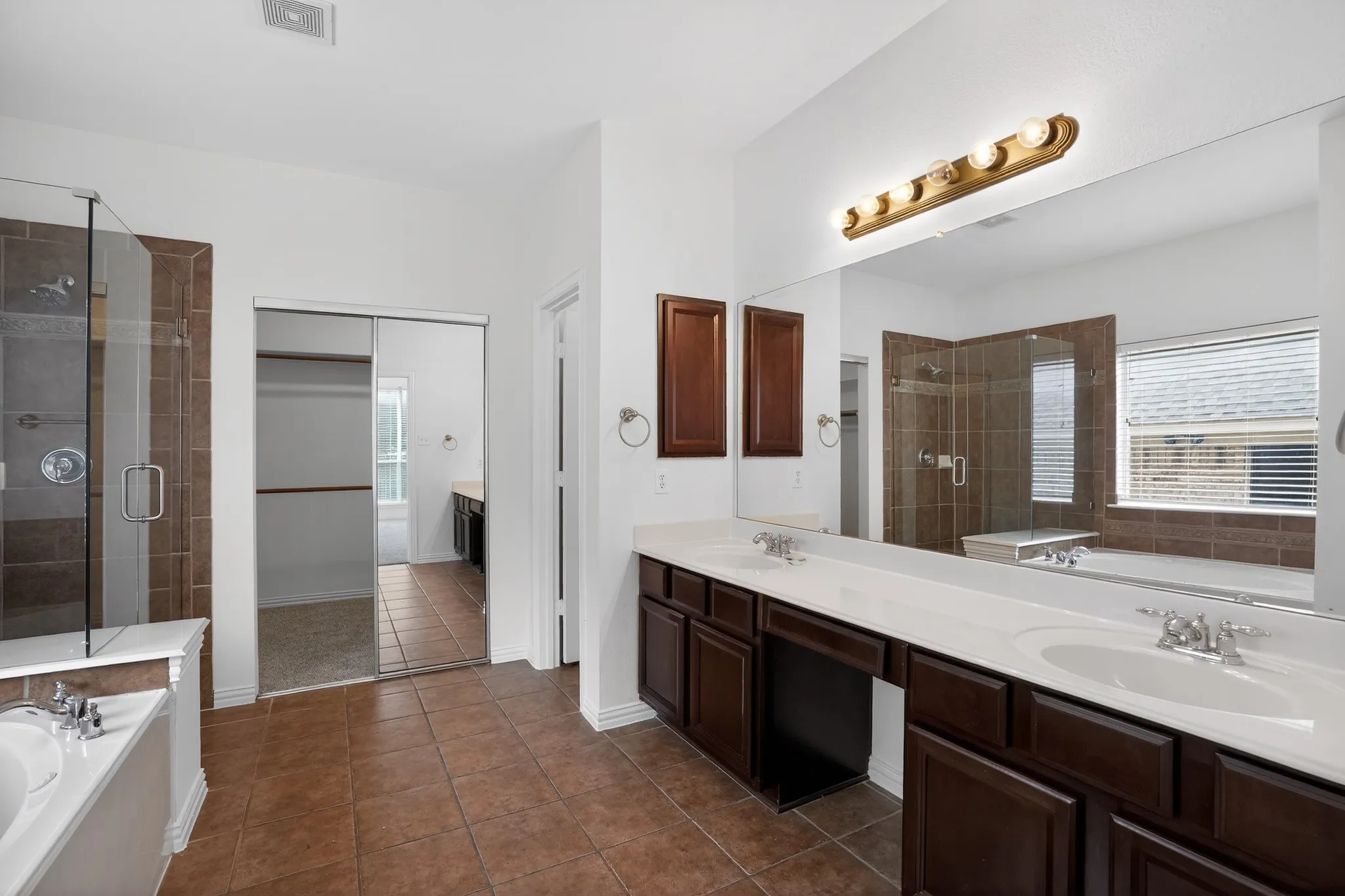 Single Family Residence For Sale in Dallas County , 1426 Levee Lane, Cedar Hill, Texas 75104, 4 Bedroom, 4 Bathroom, 2 Garage spaces, 3,558 Sqft, built in 2005, mls#21285563, Real Estate Agent in Cedar Hill, Homes For Sale in Dallas county, Homes For Sale in Cedar Hill, Realtor in Cedar Hill Texas, Real Estate Brokerage Independent Realty Texas, Luminita Cordes Realtor