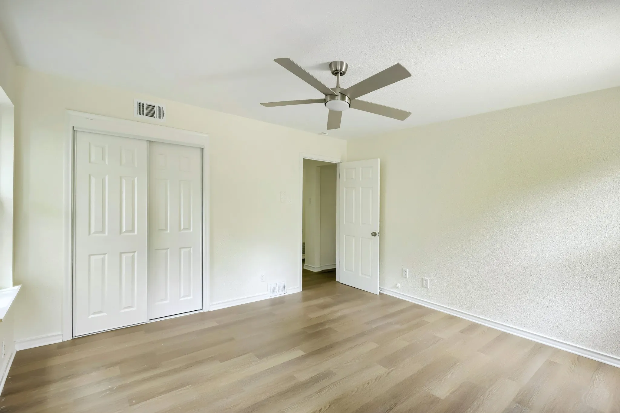 Single Family Residence For Sale in Dallas County , 11624 Tuscany Way, Dallas, Texas 75218, 3 Bedroom, 2 Bathroom, 1 Garage spaces, 1,353 Sqft, built in 1955, mls#21176403, Real Estate Agent in Dallas, Homes For Sale in Dallas county, Homes For Sale in Dallas, Realtor in Dallas Texas, Real Estate Brokerage Independent Realty Texas, Luminita Cordes Realtor