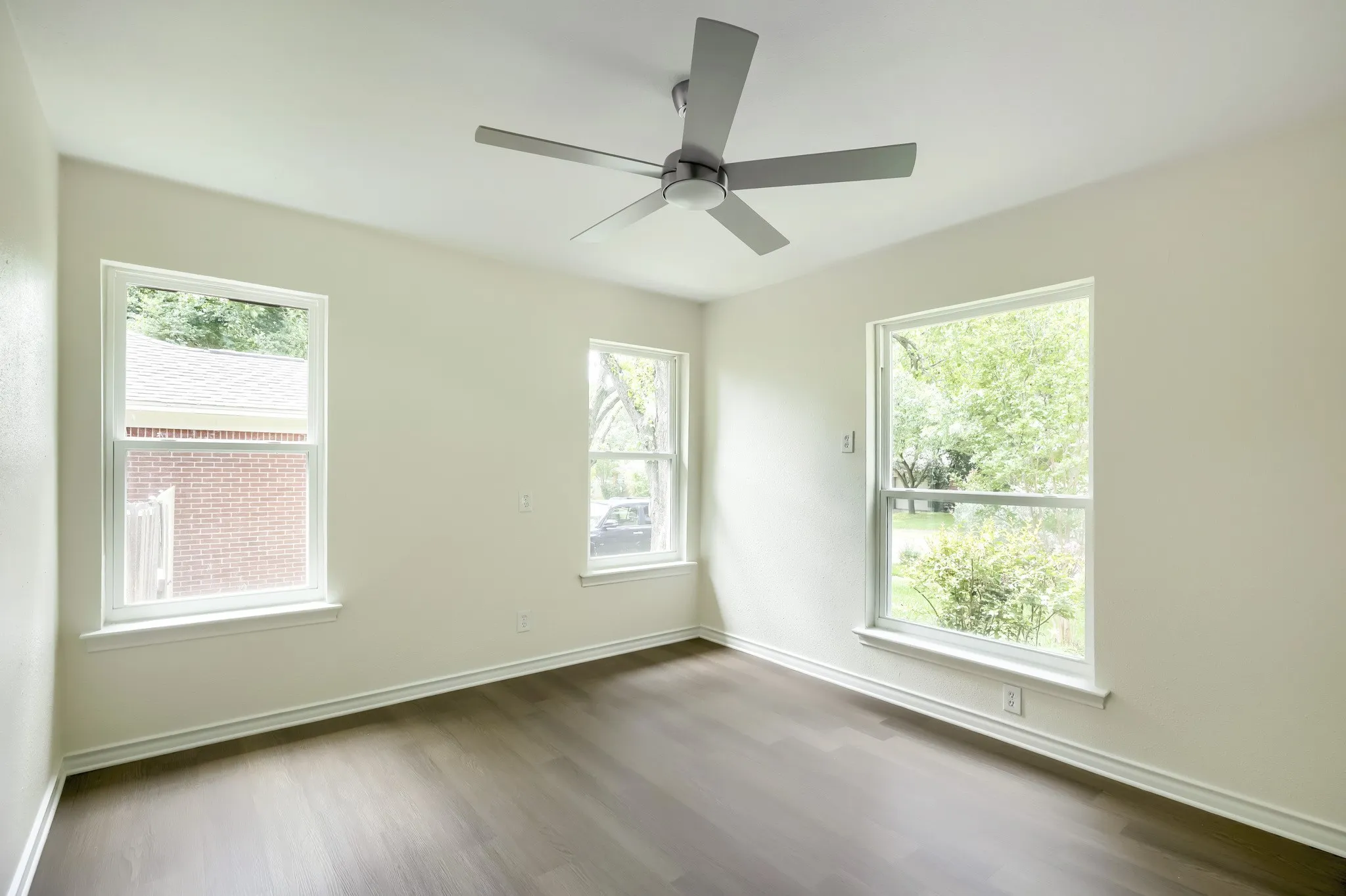 Single Family Residence For Sale in Dallas County , 11624 Tuscany Way, Dallas, Texas 75218, 3 Bedroom, 2 Bathroom, 1 Garage spaces, 1,353 Sqft, built in 1955, mls#21176403, Real Estate Agent in Dallas, Homes For Sale in Dallas county, Homes For Sale in Dallas, Realtor in Dallas Texas, Real Estate Brokerage Independent Realty Texas, Luminita Cordes Realtor