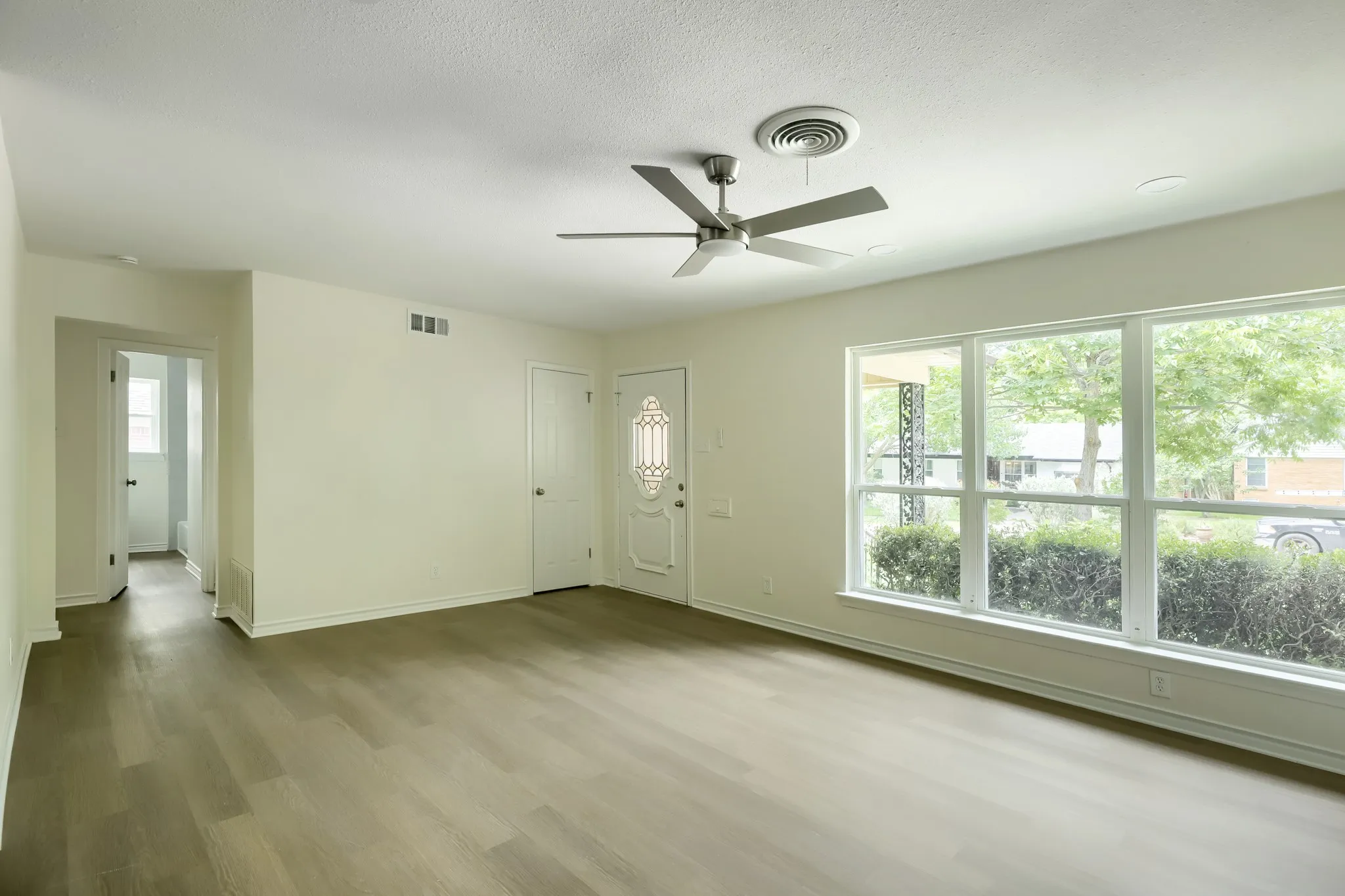 Single Family Residence For Sale in Dallas County , 11624 Tuscany Way, Dallas, Texas 75218, 3 Bedroom, 2 Bathroom, 1 Garage spaces, 1,353 Sqft, built in 1955, mls#21176403, Real Estate Agent in Dallas, Homes For Sale in Dallas county, Homes For Sale in Dallas, Realtor in Dallas Texas, Real Estate Brokerage Independent Realty Texas, Luminita Cordes Realtor
