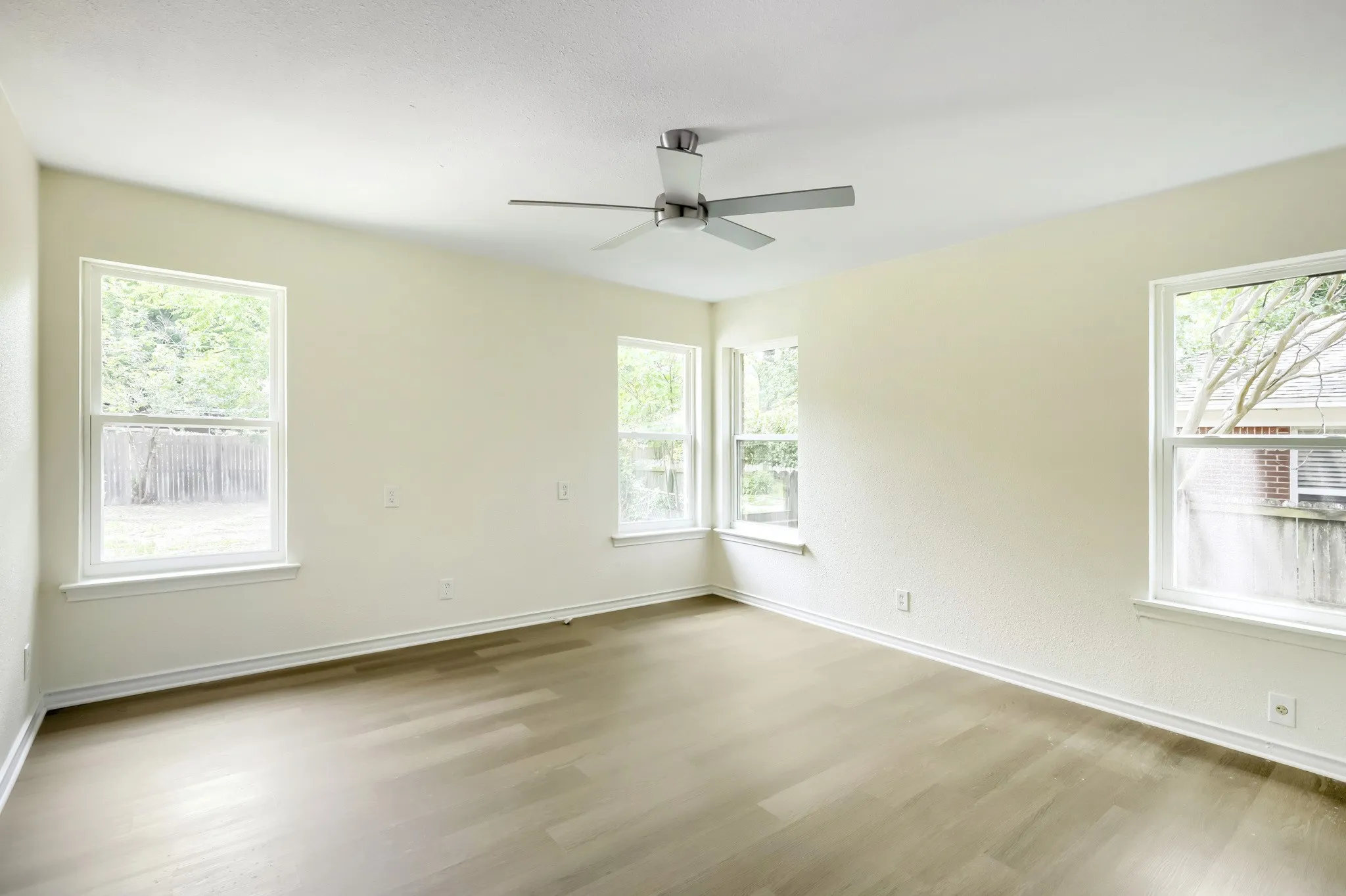 Single Family Residence For Sale in Dallas County , 11624 Tuscany Way, Dallas, Texas 75218, 3 Bedroom, 2 Bathroom, 1 Garage spaces, 1,353 Sqft, built in 1955, mls#21176403, Real Estate Agent in Dallas, Homes For Sale in Dallas county, Homes For Sale in Dallas, Realtor in Dallas Texas, Real Estate Brokerage Independent Realty Texas, Luminita Cordes Realtor