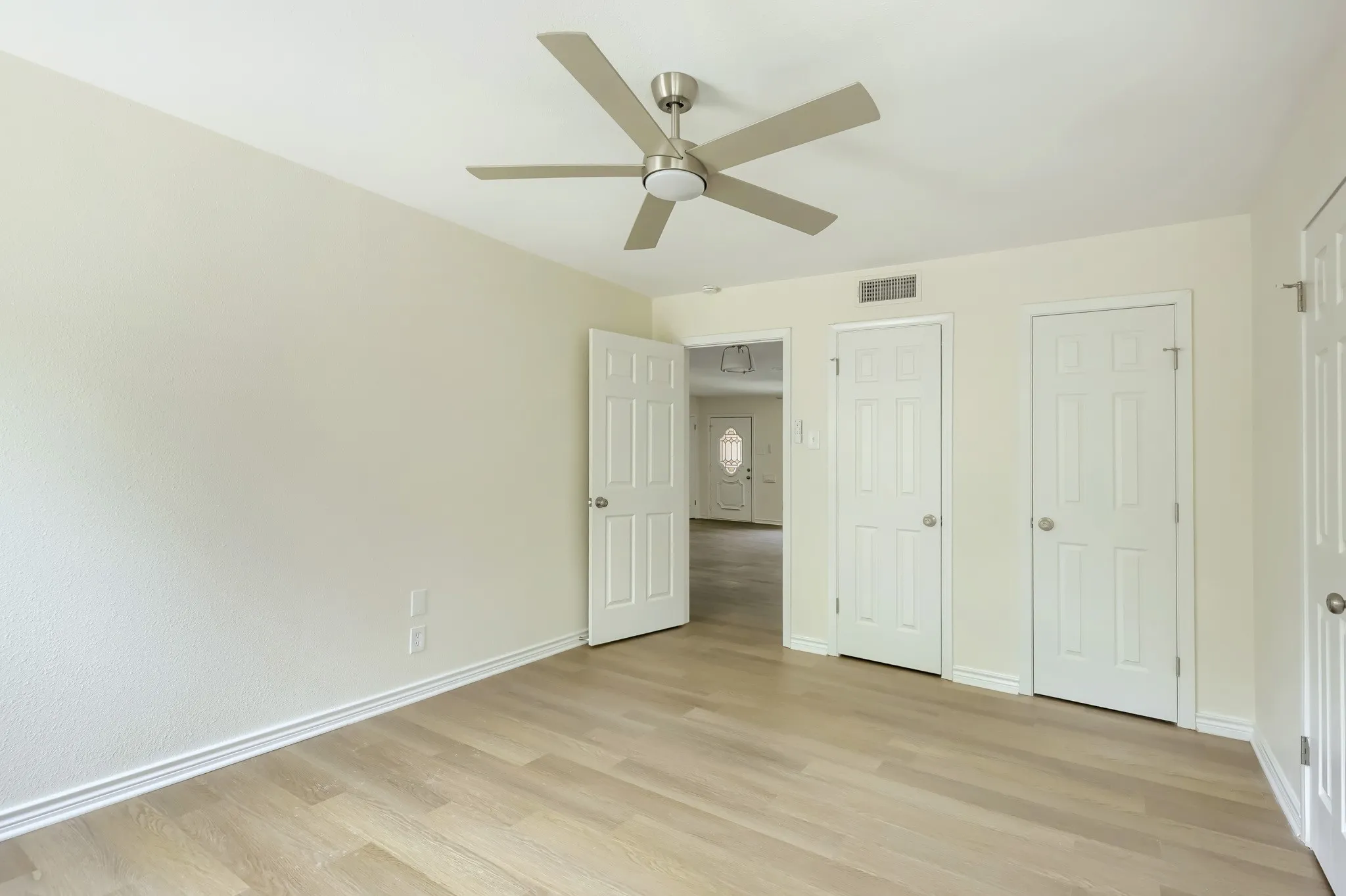 Single Family Residence For Sale in Dallas County , 11624 Tuscany Way, Dallas, Texas 75218, 3 Bedroom, 2 Bathroom, 1 Garage spaces, 1,353 Sqft, built in 1955, mls#21176403, Real Estate Agent in Dallas, Homes For Sale in Dallas county, Homes For Sale in Dallas, Realtor in Dallas Texas, Real Estate Brokerage Independent Realty Texas, Luminita Cordes Realtor