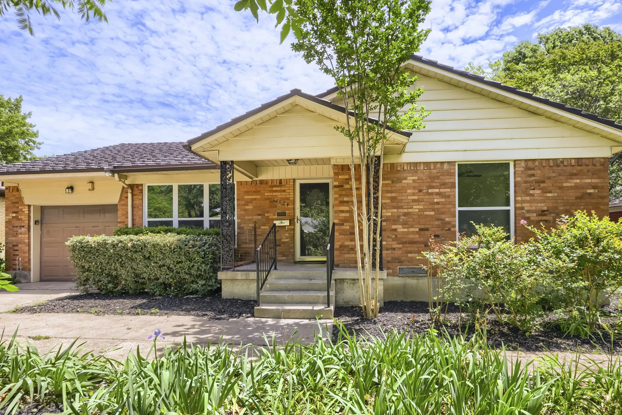 Single Family Residence For Sale in Dallas County , 11624 Tuscany Way, Dallas, Texas 75218, 3 Bedroom, 2 Bathroom, 1 Garage spaces, 1,353 Sqft, built in 1955, mls#21176403, Real Estate Agent in Dallas, Homes For Sale in Dallas county, Homes For Sale in Dallas, Realtor in Dallas Texas, Real Estate Brokerage Independent Realty Texas, Luminita Cordes Realtor