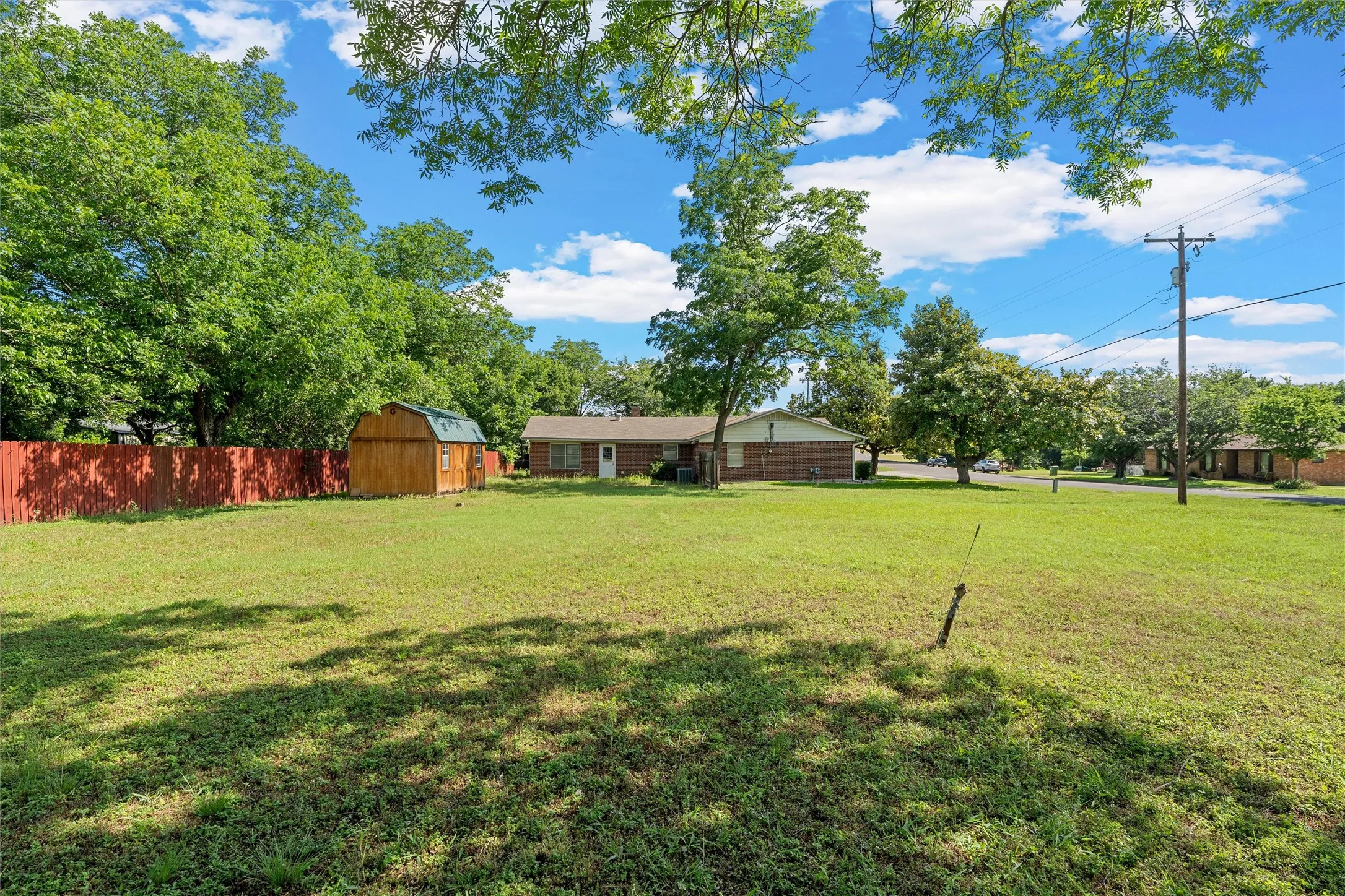 Single Family Residence For Sale in Mc Lennan County , 605 N Roberts Street, West, Texas 76691, 3 Bedroom, 2 Bathroom, 2 Garage spaces, 2,631 Sqft, built in 1966, mls#21288940, Real Estate Agent in West, Homes For Sale in Mc Lennan county, Homes For Sale in West, Realtor in West Texas, Real Estate Brokerage Independent Realty Texas, Luminita Cordes Realtor