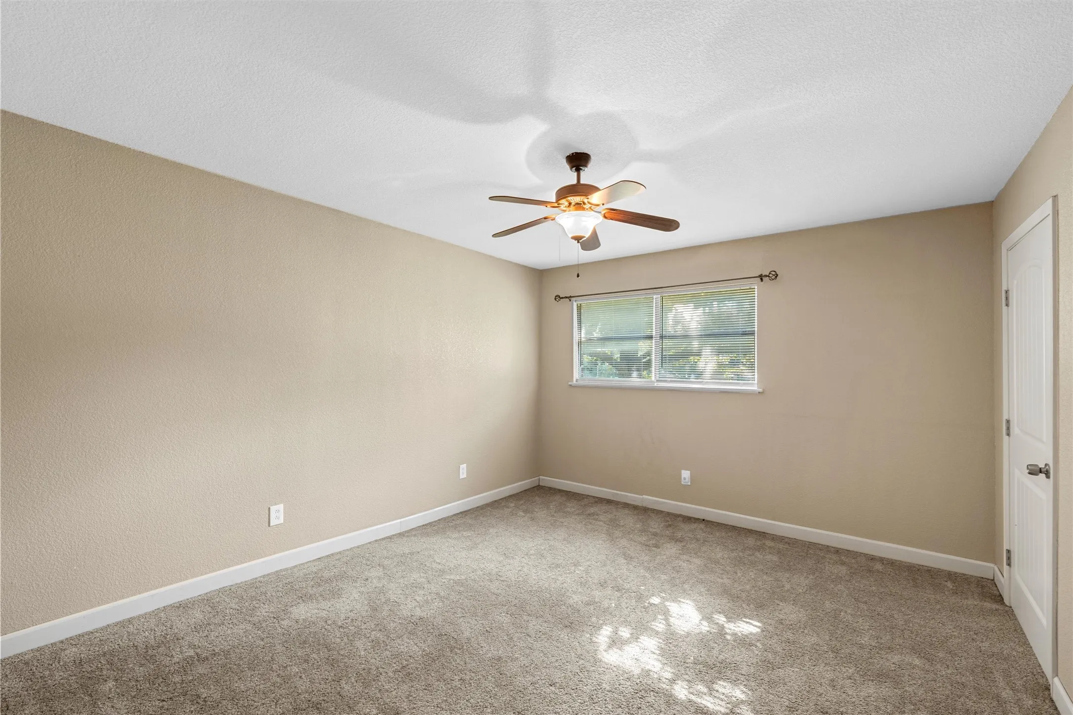 Single Family Residence For Sale in Mc Lennan County , 605 N Roberts Street, West, Texas 76691, 3 Bedroom, 2 Bathroom, 2 Garage spaces, 2,631 Sqft, built in 1966, mls#21288940, Real Estate Agent in West, Homes For Sale in Mc Lennan county, Homes For Sale in West, Realtor in West Texas, Real Estate Brokerage Independent Realty Texas, Luminita Cordes Realtor