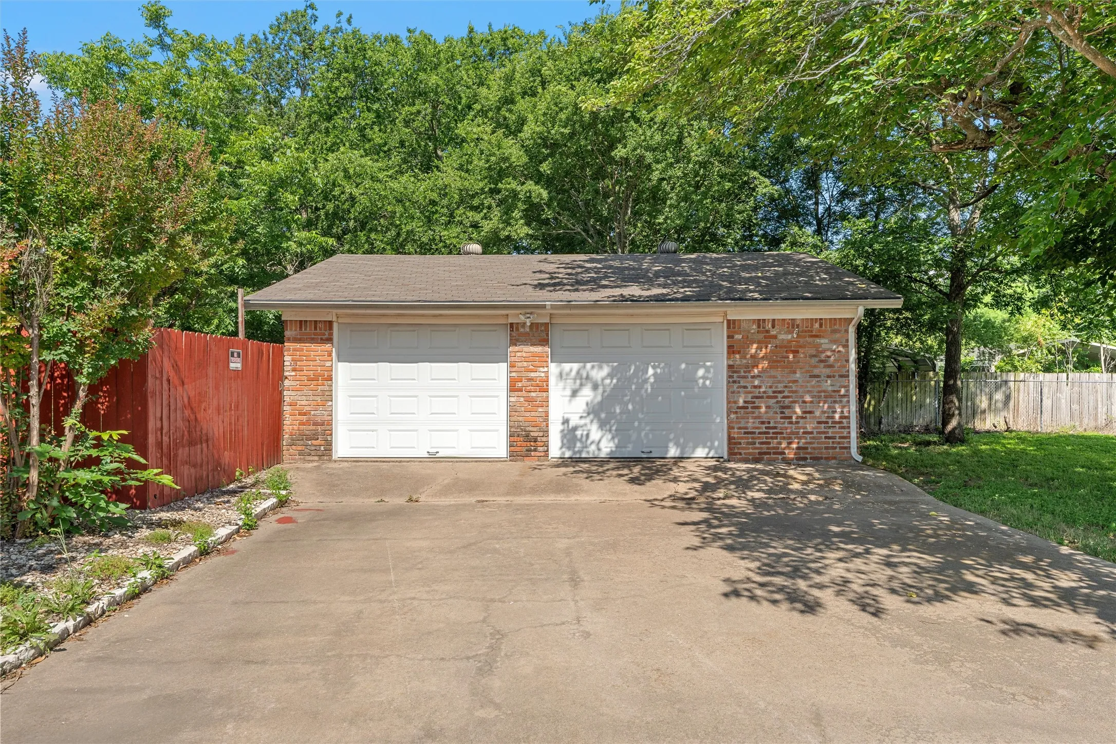 Single Family Residence For Sale in Mc Lennan County , 605 N Roberts Street, West, Texas 76691, 3 Bedroom, 2 Bathroom, 2 Garage spaces, 2,631 Sqft, built in 1966, mls#21288940, Real Estate Agent in West, Homes For Sale in Mc Lennan county, Homes For Sale in West, Realtor in West Texas, Real Estate Brokerage Independent Realty Texas, Luminita Cordes Realtor