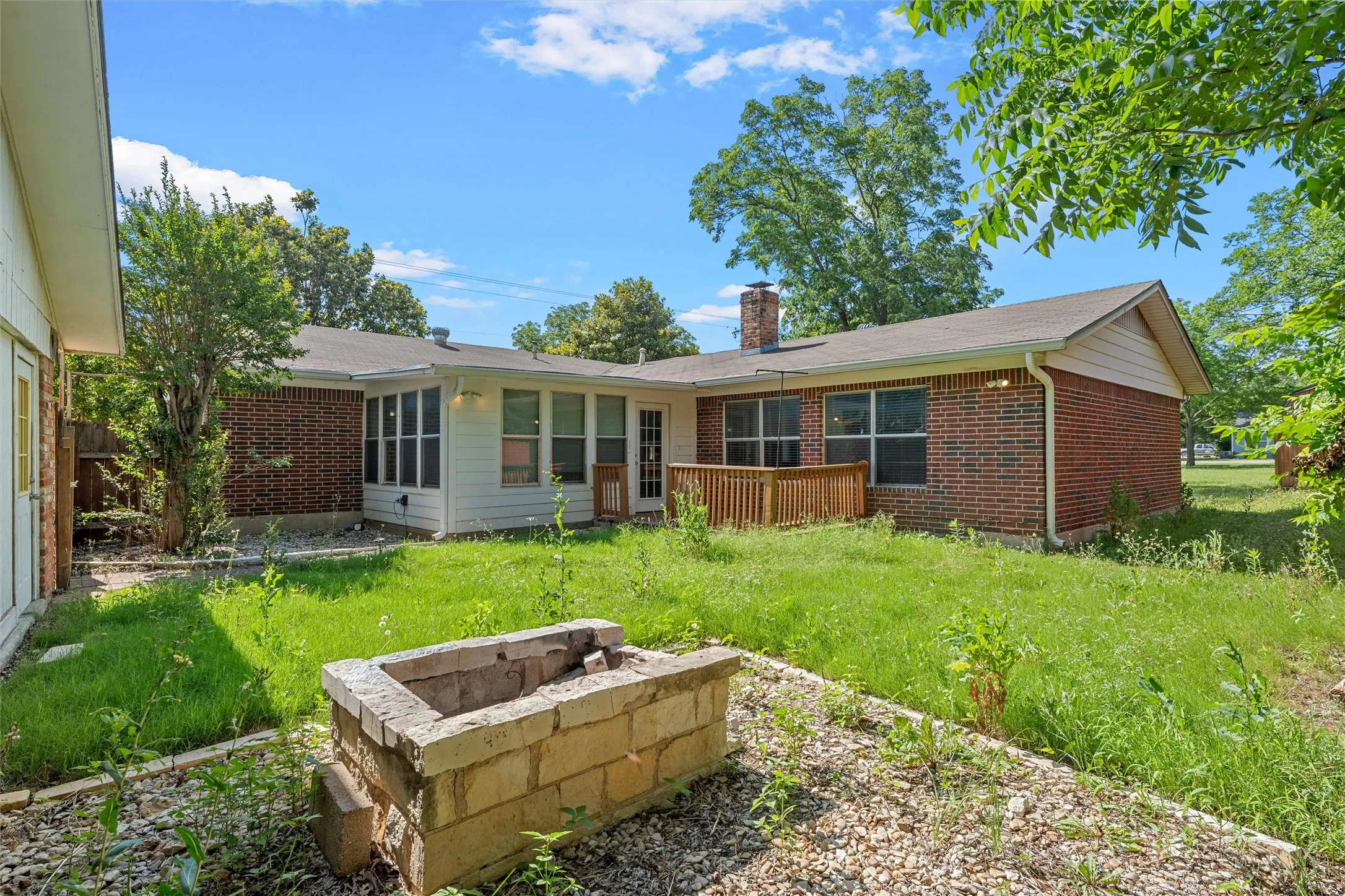 Single Family Residence For Sale in Mc Lennan County , 605 N Roberts Street, West, Texas 76691, 3 Bedroom, 2 Bathroom, 2 Garage spaces, 2,631 Sqft, built in 1966, mls#21288940, Real Estate Agent in West, Homes For Sale in Mc Lennan county, Homes For Sale in West, Realtor in West Texas, Real Estate Brokerage Independent Realty Texas, Luminita Cordes Realtor