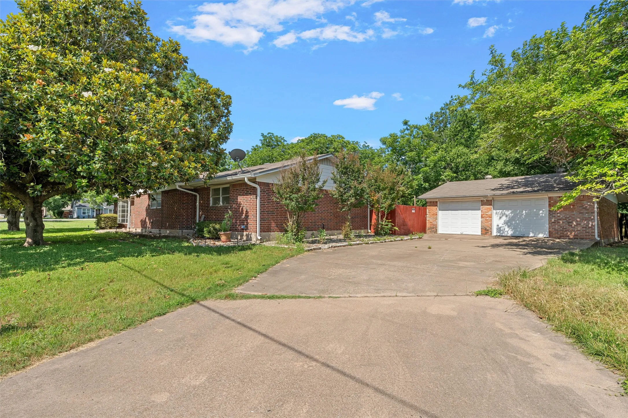 Single Family Residence For Sale in Mc Lennan County , 605 N Roberts Street, West, Texas 76691, 3 Bedroom, 2 Bathroom, 2 Garage spaces, 2,631 Sqft, built in 1966, mls#21288940, Real Estate Agent in West, Homes For Sale in Mc Lennan county, Homes For Sale in West, Realtor in West Texas, Real Estate Brokerage Independent Realty Texas, Luminita Cordes Realtor
