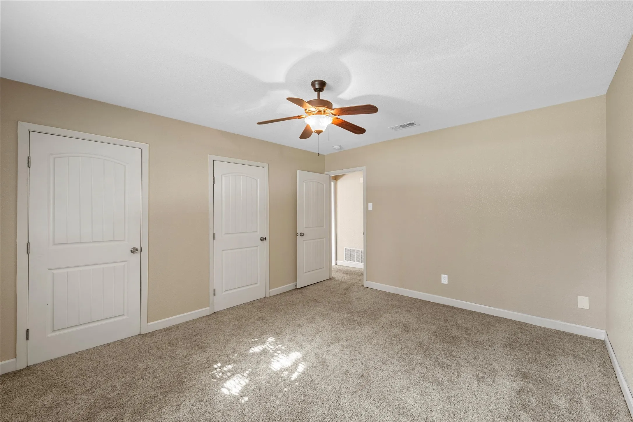 Single Family Residence For Sale in Mc Lennan County , 605 N Roberts Street, West, Texas 76691, 3 Bedroom, 2 Bathroom, 2 Garage spaces, 2,631 Sqft, built in 1966, mls#21288940, Real Estate Agent in West, Homes For Sale in Mc Lennan county, Homes For Sale in West, Realtor in West Texas, Real Estate Brokerage Independent Realty Texas, Luminita Cordes Realtor