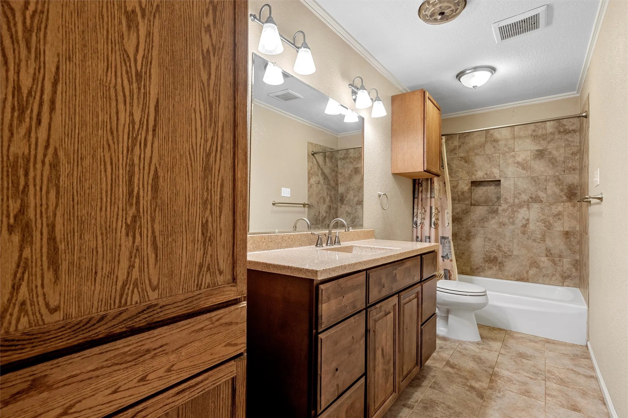 Single Family Residence For Sale in Mc Lennan County , 605 N Roberts Street, West, Texas 76691, 3 Bedroom, 2 Bathroom, 2 Garage spaces, 2,631 Sqft, built in 1966, mls#21288940, Real Estate Agent in West, Homes For Sale in Mc Lennan county, Homes For Sale in West, Realtor in West Texas, Real Estate Brokerage Independent Realty Texas, Luminita Cordes Realtor