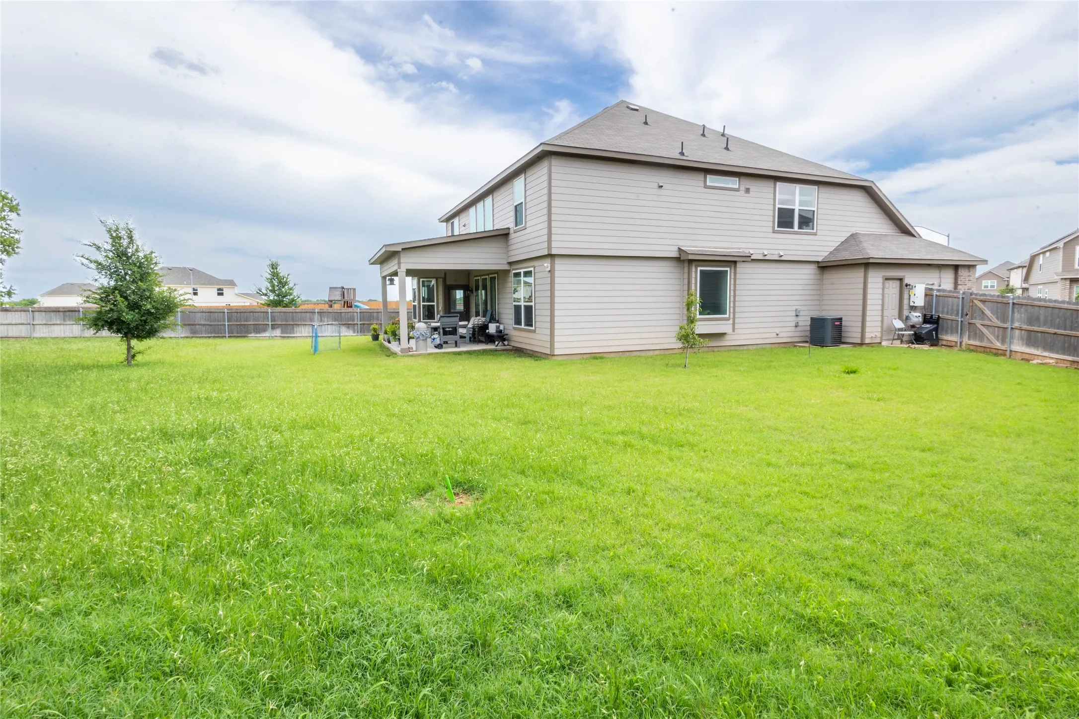 Single Family Residence For Sale in Tarrant County , 7901 Sycamore Brook Drive, Fort Worth, Texas 76123, 4 Bedroom, 4 Bathroom, 2 Garage spaces, 2,799 Sqft, built in 2022, mls#21288213, Real Estate Agent in Fort Worth, Homes For Sale in Tarrant county, Homes For Sale in Fort Worth, Realtor in Fort Worth Texas, Real Estate Brokerage Independent Realty Texas, Luminita Cordes Realtor
