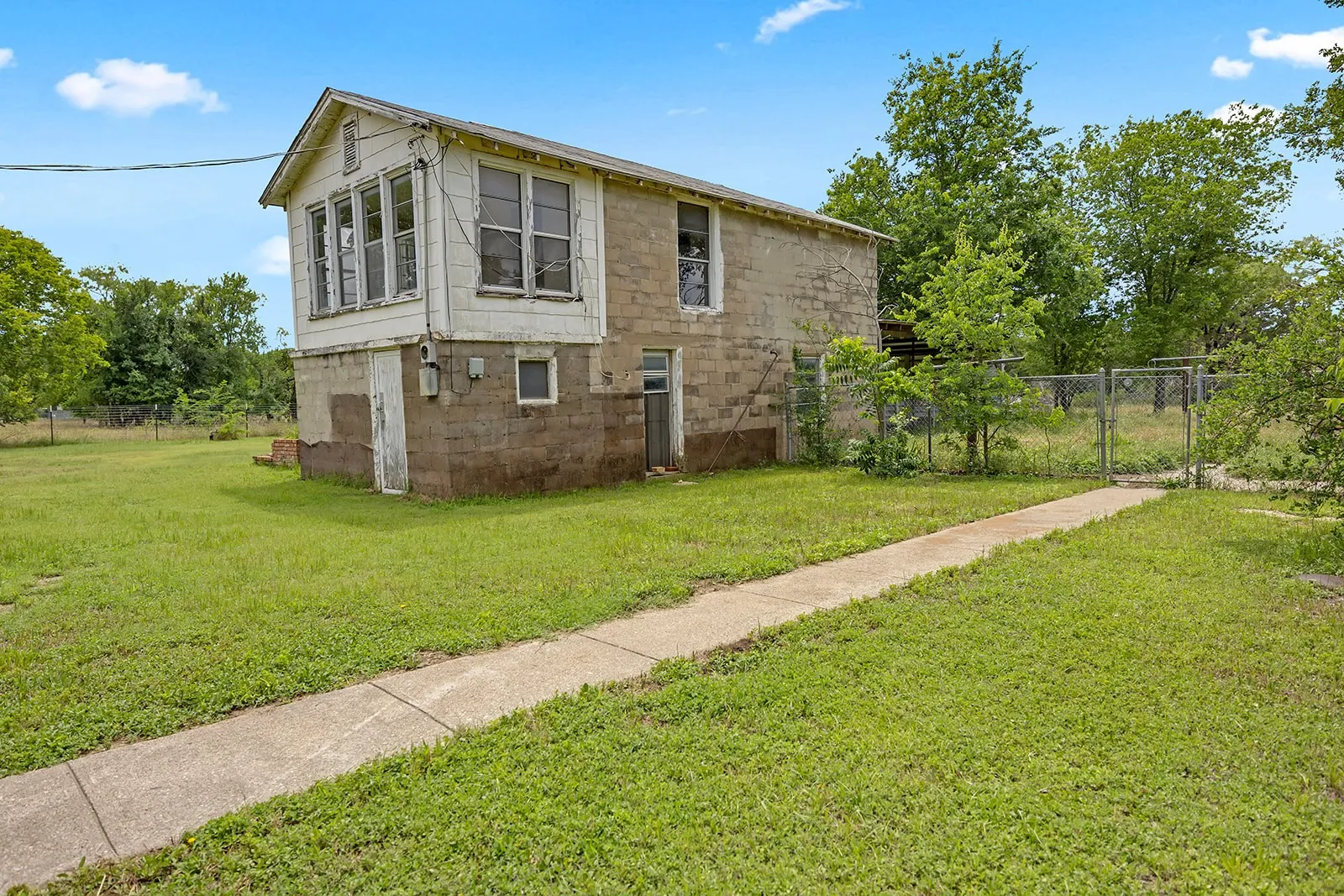 Single Family Residence For Sale in Bosque County , 601 John Street, Morgan, Texas 76671, 2 Bedroom, 2 Bathroom, Garage spaces, 1,590 Sqft, built in 1960, Price $375,000, mls#21288836, Real Estate Agent in Morgan, Homes For Sale in Bosque county, Homes For Sale in Morgan, Realtor in Morgan Texas, Real Estate Brokerage Independent Realty Texas, Luminita Cordes Realtor