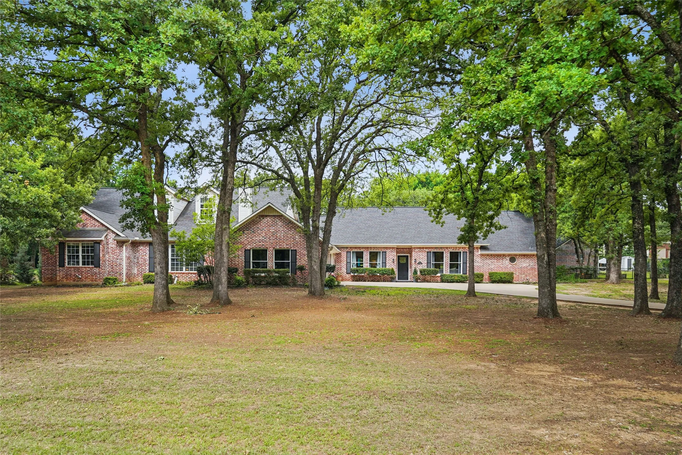 Single Family Residence For Sale in Denton County , 915 Skyline Drive, Argyle, Texas 76226, 5 Bedroom, 4 Bathroom, 2 Garage spaces, 5,895 Sqft, built in 1994, mls#21289183, Real Estate Agent in Argyle, Homes For Sale in Denton county, Homes For Sale in Argyle, Realtor in Argyle Texas, Real Estate Brokerage Independent Realty Texas, Luminita Cordes Realtor