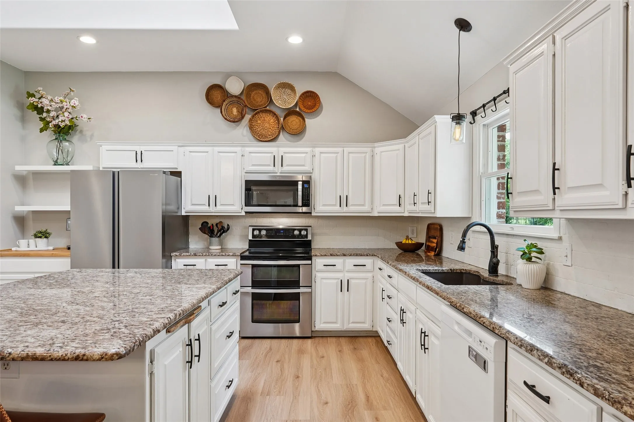 Single Family Residence For Sale in Denton County , 915 Skyline Drive, Argyle, Texas 76226, 5 Bedroom, 4 Bathroom, 2 Garage spaces, 5,895 Sqft, built in 1994, mls#21289183, Real Estate Agent in Argyle, Homes For Sale in Denton county, Homes For Sale in Argyle, Realtor in Argyle Texas, Real Estate Brokerage Independent Realty Texas, Luminita Cordes Realtor