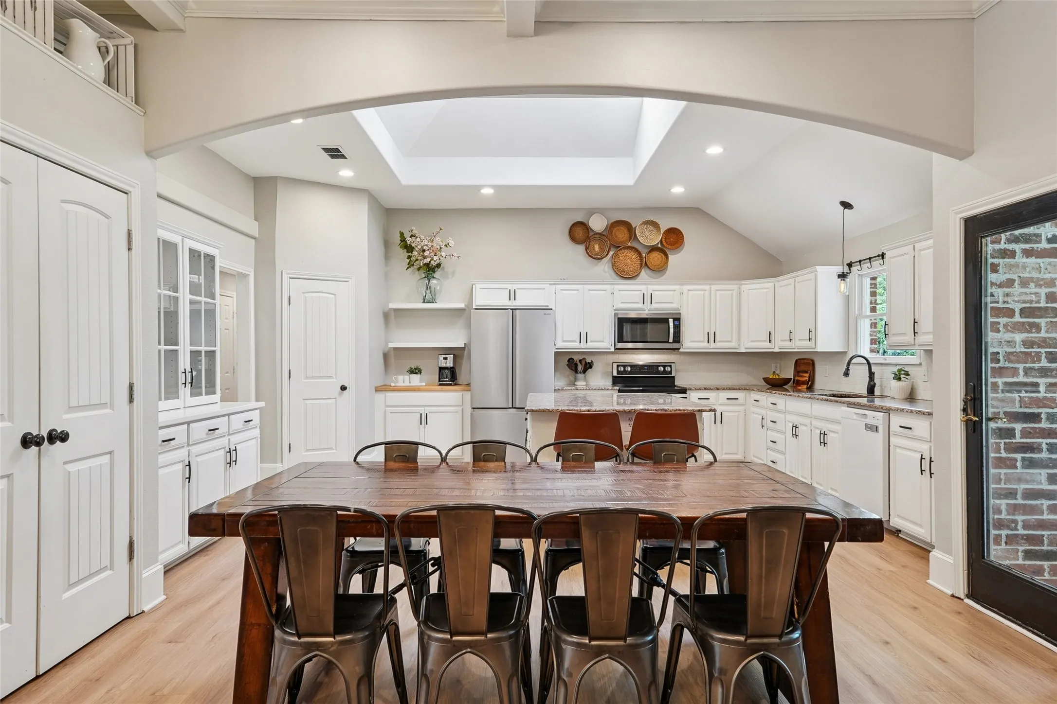 Single Family Residence For Sale in Denton County , 915 Skyline Drive, Argyle, Texas 76226, 5 Bedroom, 4 Bathroom, 2 Garage spaces, 5,895 Sqft, built in 1994, mls#21289183, Real Estate Agent in Argyle, Homes For Sale in Denton county, Homes For Sale in Argyle, Realtor in Argyle Texas, Real Estate Brokerage Independent Realty Texas, Luminita Cordes Realtor
