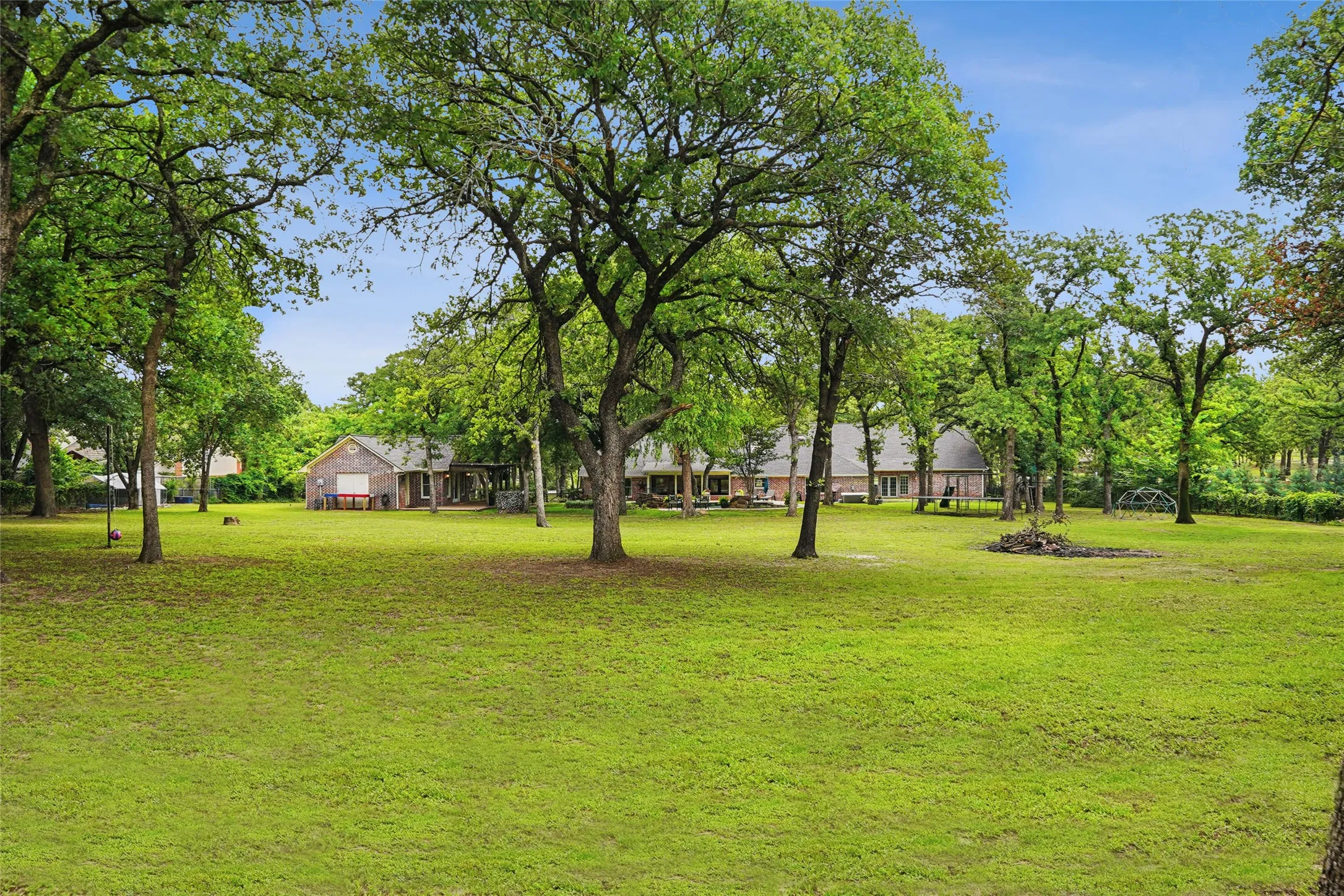 Single Family Residence For Sale in Denton County , 915 Skyline Drive, Argyle, Texas 76226, 5 Bedroom, 4 Bathroom, 2 Garage spaces, 5,895 Sqft, built in 1994, mls#21289183, Real Estate Agent in Argyle, Homes For Sale in Denton county, Homes For Sale in Argyle, Realtor in Argyle Texas, Real Estate Brokerage Independent Realty Texas, Luminita Cordes Realtor