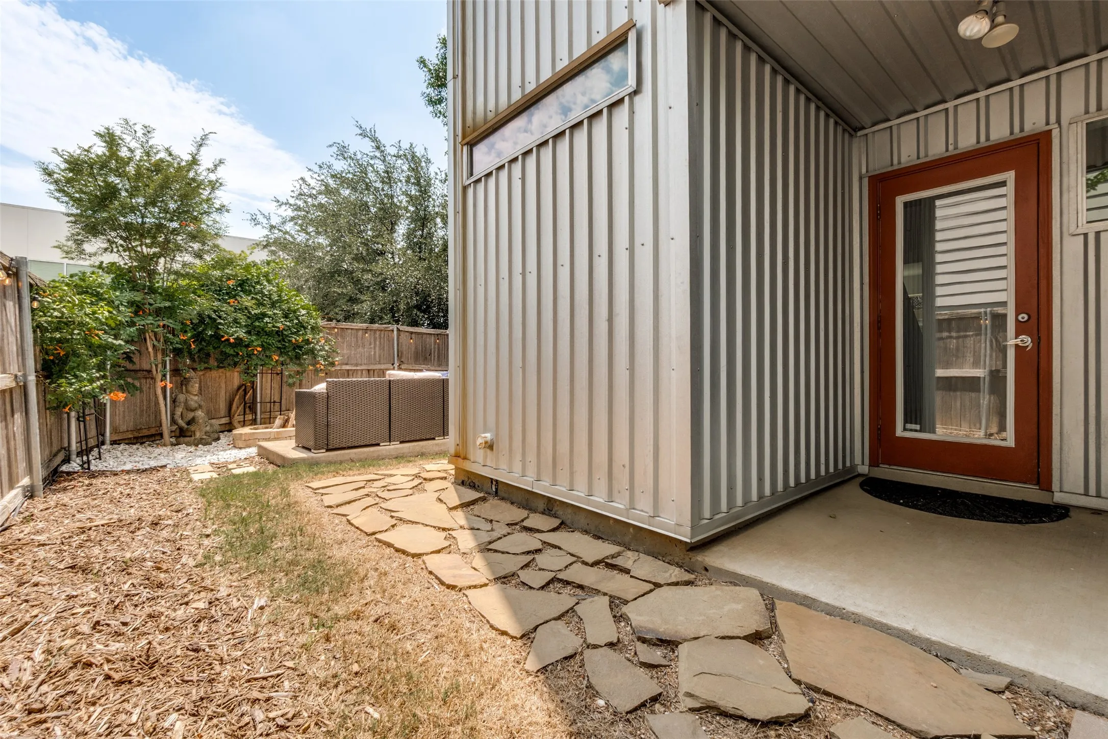 Townhouse For Sale in Dallas County , 4605 Lester Drive, Dallas, Texas 75219, 2 Bedroom, 3 Bathroom, 2 Garage spaces, 1,869 Sqft, built in 2007, mls#21285105, Real Estate Agent in Dallas, Homes For Sale in Dallas county, Homes For Sale in Dallas, Realtor in Dallas Texas, Real Estate Brokerage Independent Realty Texas, Luminita Cordes Realtor