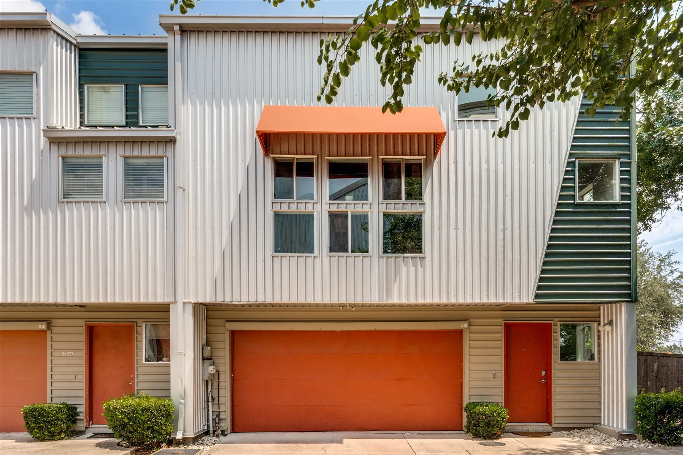 Townhouse For Sale in Dallas County , 4605 Lester Drive, Dallas, Texas 75219, 2 Bedroom, 3 Bathroom, 2 Garage spaces, 1,869 Sqft, built in 2007, mls#21285105, Real Estate Agent in Dallas, Homes For Sale in Dallas county, Homes For Sale in Dallas, Realtor in Dallas Texas, Real Estate Brokerage Independent Realty Texas, Luminita Cordes Realtor