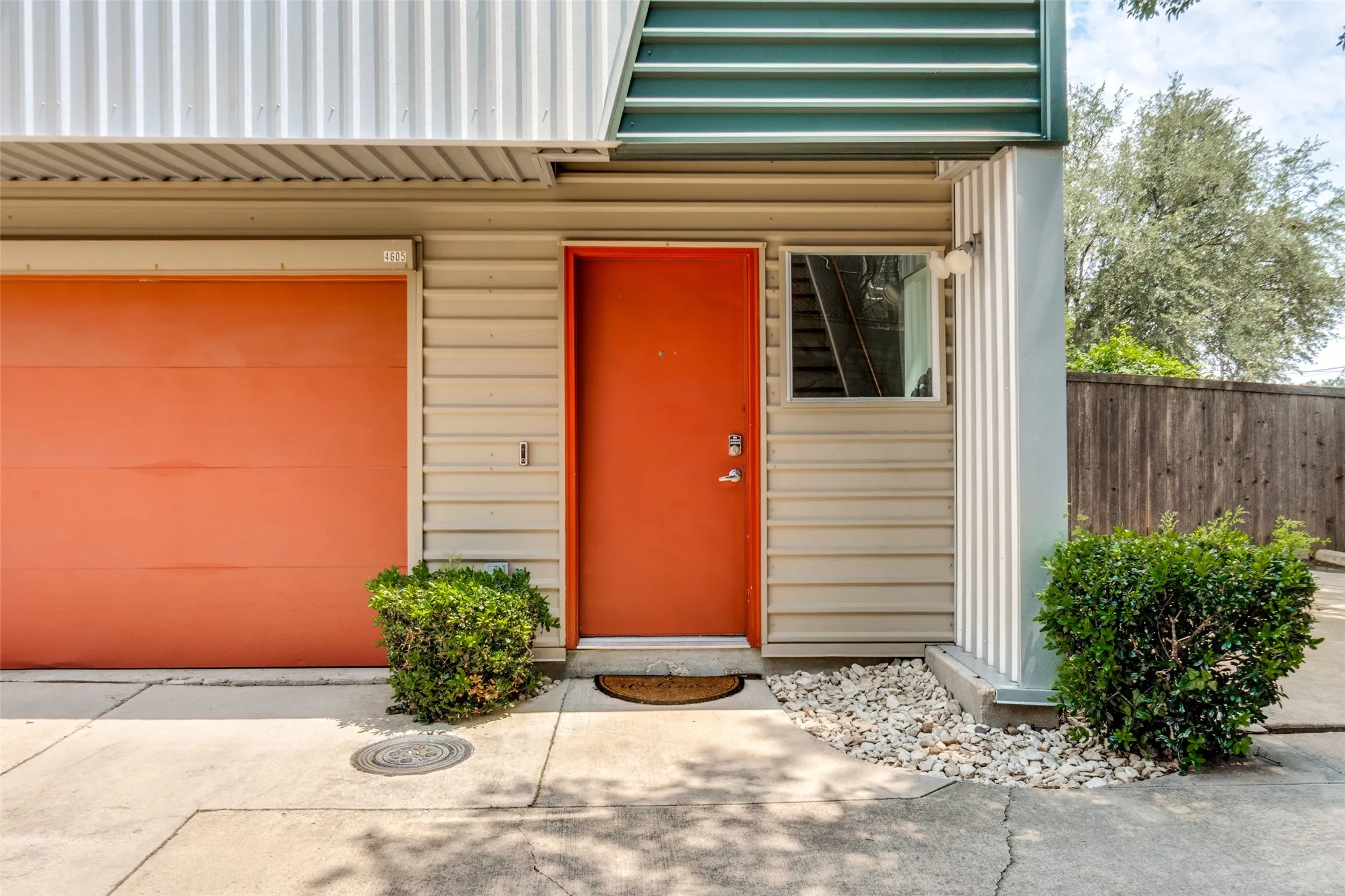 Townhouse For Sale in Dallas County , 4605 Lester Drive, Dallas, Texas 75219, 2 Bedroom, 3 Bathroom, 2 Garage spaces, 1,869 Sqft, built in 2007, mls#21285105, Real Estate Agent in Dallas, Homes For Sale in Dallas county, Homes For Sale in Dallas, Realtor in Dallas Texas, Real Estate Brokerage Independent Realty Texas, Luminita Cordes Realtor