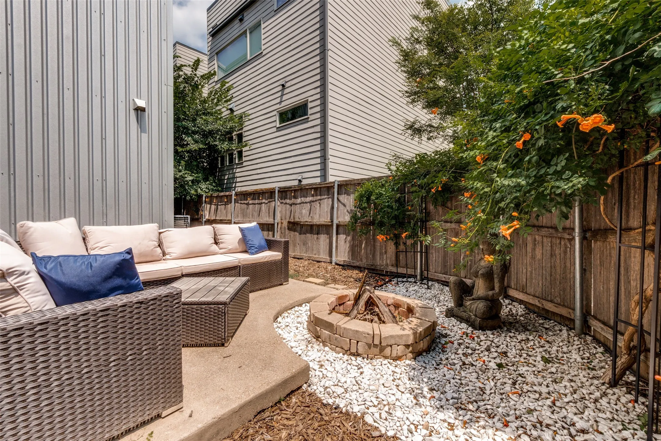 Townhouse For Sale in Dallas County , 4605 Lester Drive, Dallas, Texas 75219, 2 Bedroom, 3 Bathroom, 2 Garage spaces, 1,869 Sqft, built in 2007, mls#21285105, Real Estate Agent in Dallas, Homes For Sale in Dallas county, Homes For Sale in Dallas, Realtor in Dallas Texas, Real Estate Brokerage Independent Realty Texas, Luminita Cordes Realtor