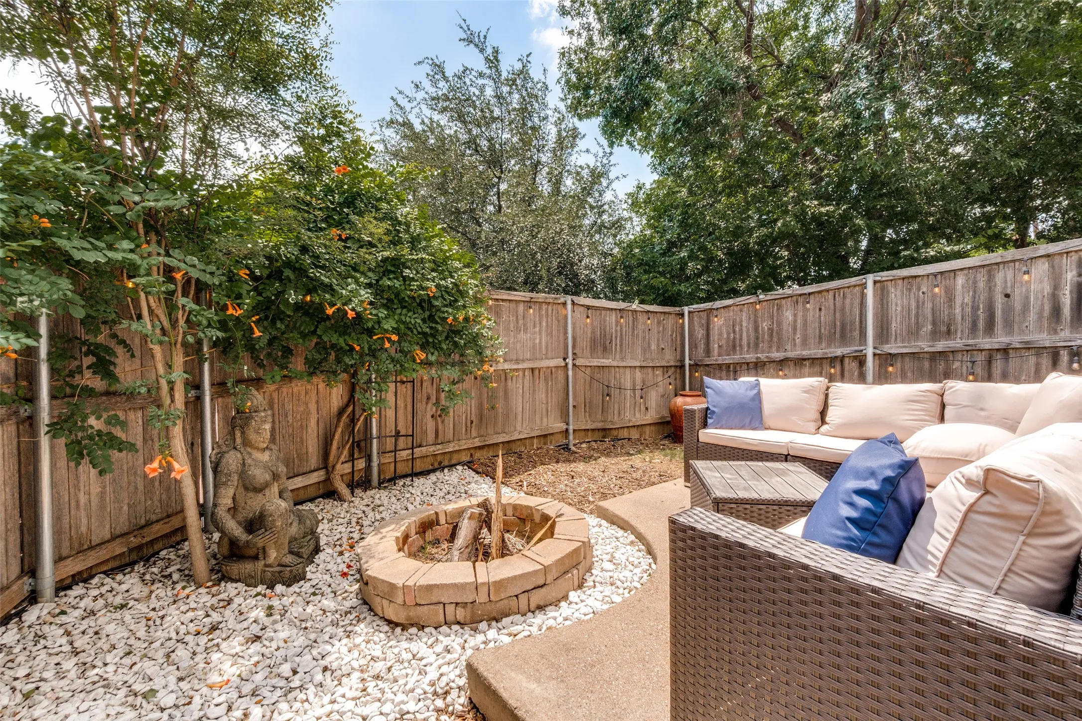 Townhouse For Sale in Dallas County , 4605 Lester Drive, Dallas, Texas 75219, 2 Bedroom, 3 Bathroom, 2 Garage spaces, 1,869 Sqft, built in 2007, mls#21285105, Real Estate Agent in Dallas, Homes For Sale in Dallas county, Homes For Sale in Dallas, Realtor in Dallas Texas, Real Estate Brokerage Independent Realty Texas, Luminita Cordes Realtor
