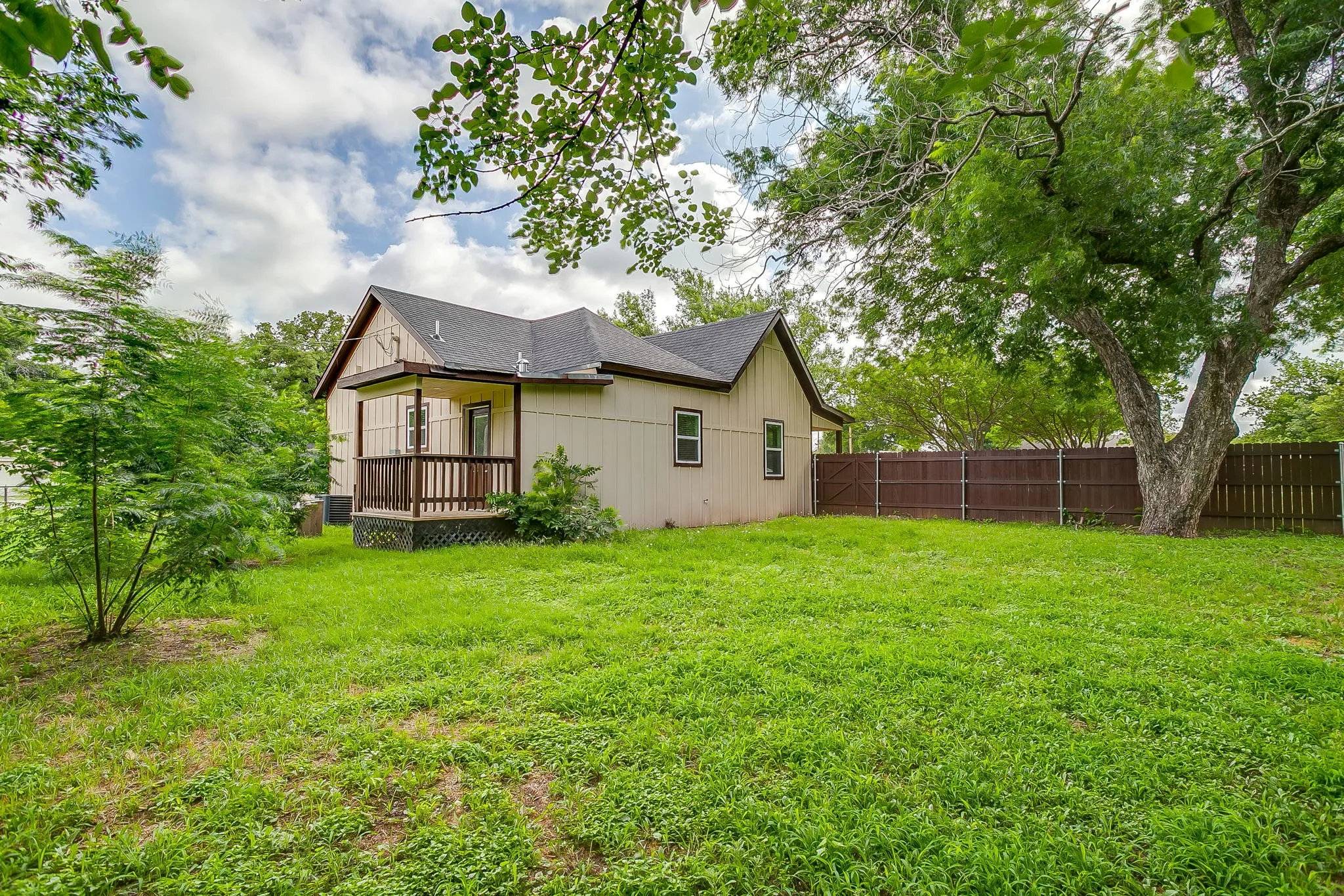 Single Family Residence For Sale in Parker County , 1115 Hanover Street, Weatherford, Texas 76086, 3 Bedroom, 1 Bathroom, Garage spaces, 1,118 Sqft, built in 0, mls#21290862, Real Estate Agent in Weatherford, Homes For Sale in Parker county, Homes For Sale in Weatherford, Realtor in Weatherford Texas, Real Estate Brokerage Independent Realty Texas, Luminita Cordes Realtor