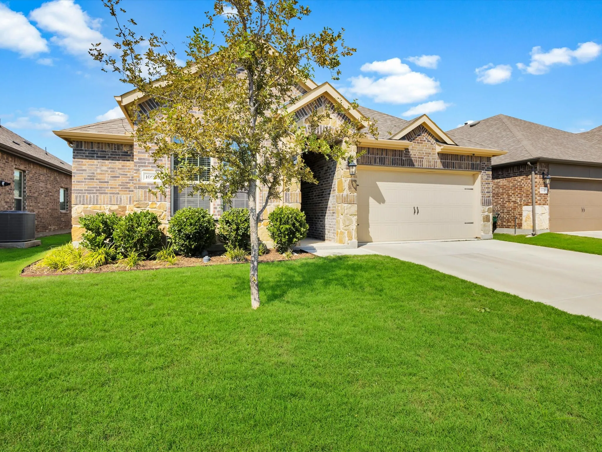 Single Family Residence For Sale in Denton County , 10925 Canyon Mine Drive, Aubrey, Texas 76227, 3 Bedroom, 2 Bathroom, 2 Garage spaces, 1,523 Sqft, built in 2021, mls#21289095, Real Estate Agent in Aubrey, Homes For Sale in Denton county, Homes For Sale in Aubrey, Realtor in Aubrey Texas, Real Estate Brokerage Independent Realty Texas, Luminita Cordes Realtor