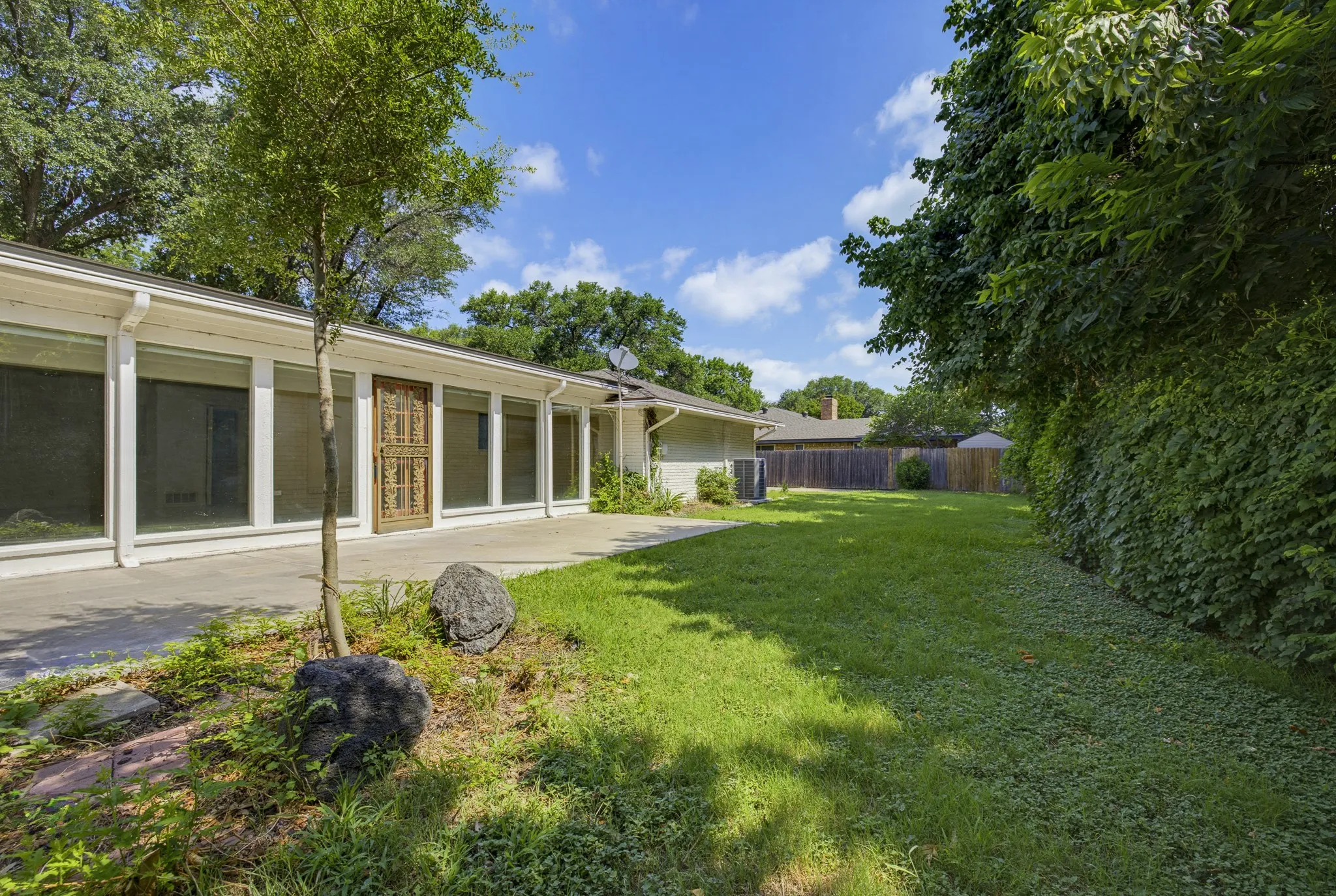 Single Family Residence For Sale in Tarrant County , 21 Crosslands Road, Benbrook, Texas 76132, 4 Bedroom, 3 Bathroom, 2 Garage spaces, 2,882 Sqft, built in 1976, mls#21290520, Real Estate Agent in Benbrook, Homes For Sale in Tarrant county, Homes For Sale in Benbrook, Realtor in Benbrook Texas, Real Estate Brokerage Independent Realty Texas, Luminita Cordes Realtor