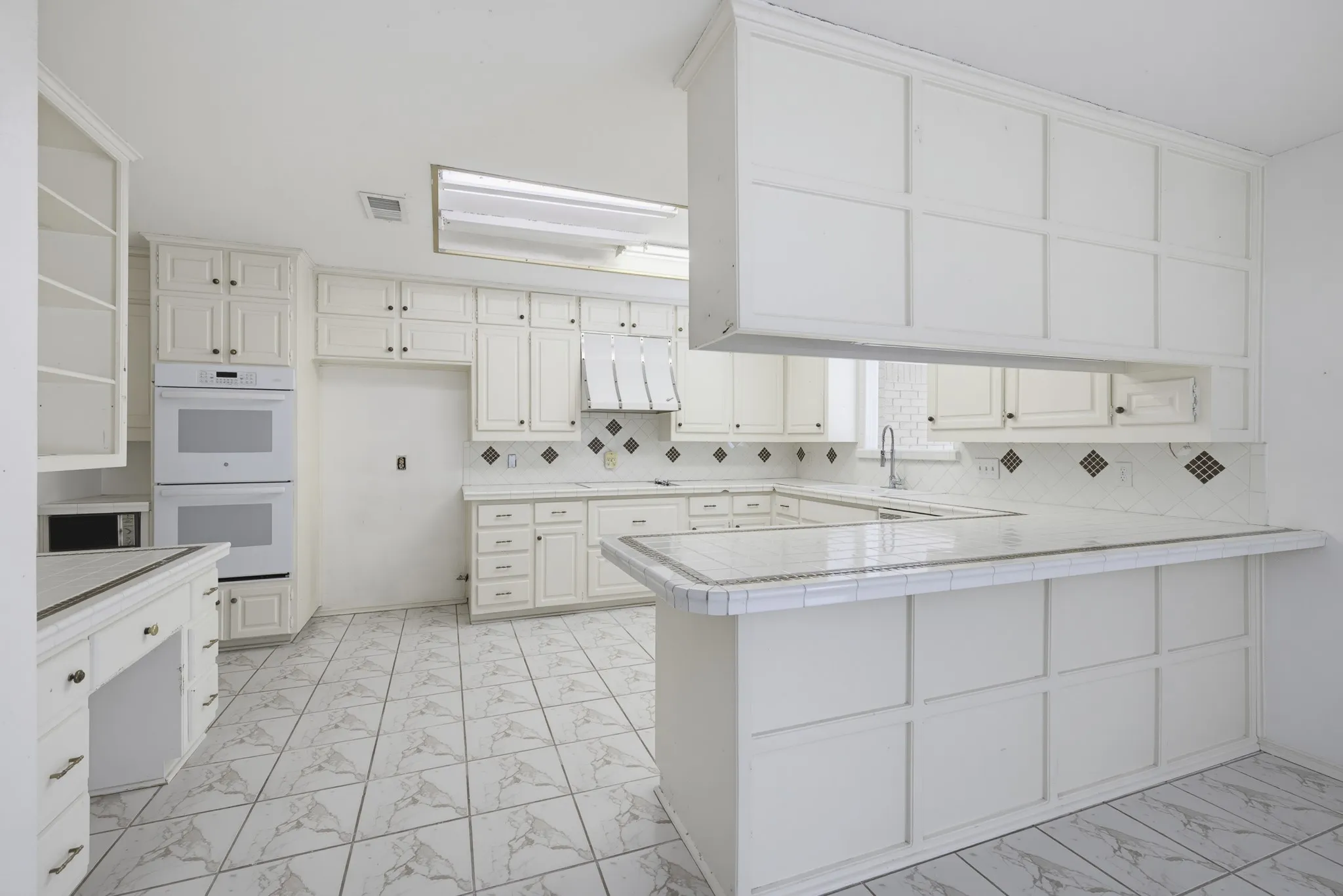 Single Family Residence For Sale in Tarrant County , 21 Crosslands Road, Benbrook, Texas 76132, 4 Bedroom, 3 Bathroom, 2 Garage spaces, 2,882 Sqft, built in 1976, mls#21290520, Real Estate Agent in Benbrook, Homes For Sale in Tarrant county, Homes For Sale in Benbrook, Realtor in Benbrook Texas, Real Estate Brokerage Independent Realty Texas, Luminita Cordes Realtor