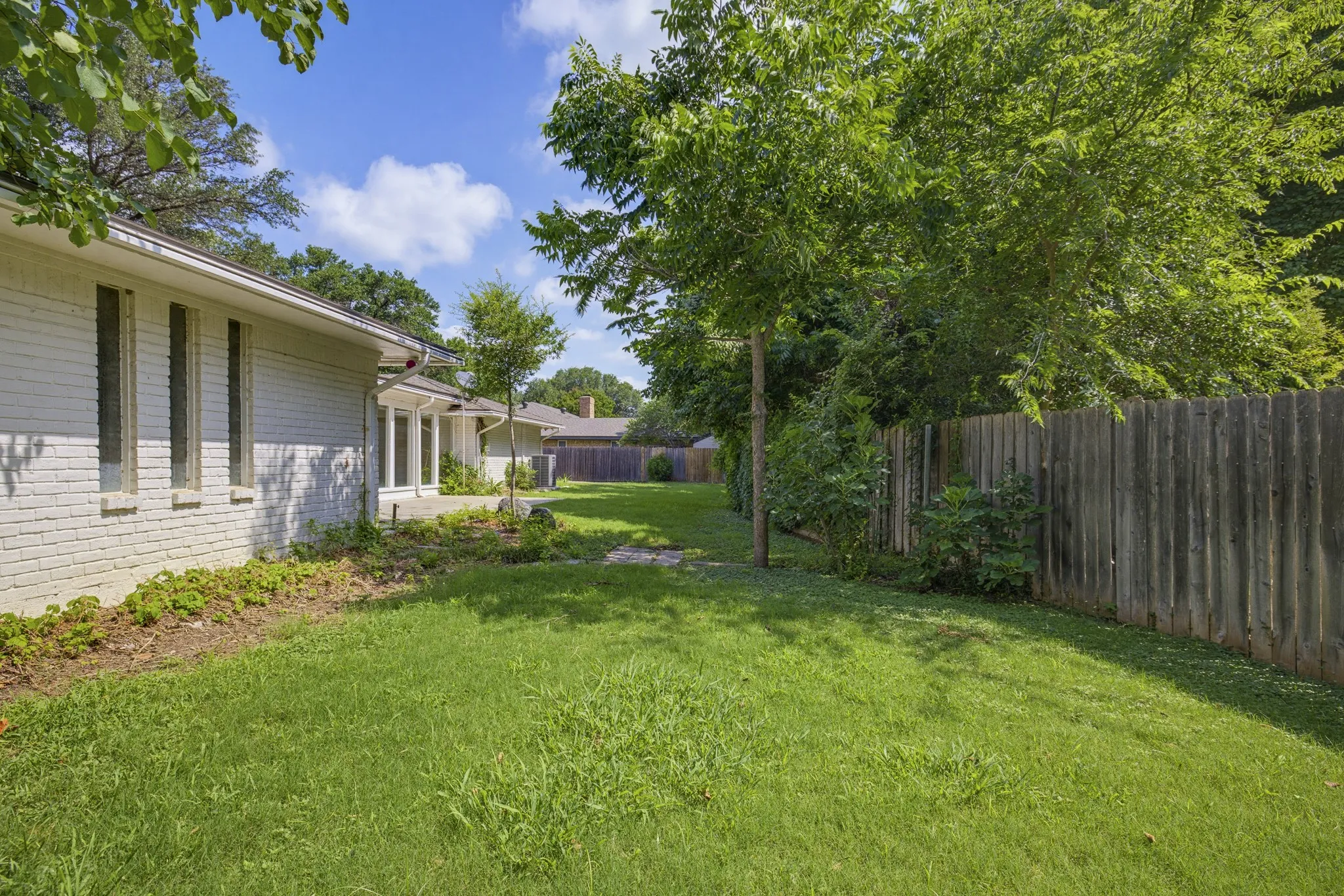Single Family Residence For Sale in Tarrant County , 21 Crosslands Road, Benbrook, Texas 76132, 4 Bedroom, 3 Bathroom, 2 Garage spaces, 2,882 Sqft, built in 1976, mls#21290520, Real Estate Agent in Benbrook, Homes For Sale in Tarrant county, Homes For Sale in Benbrook, Realtor in Benbrook Texas, Real Estate Brokerage Independent Realty Texas, Luminita Cordes Realtor