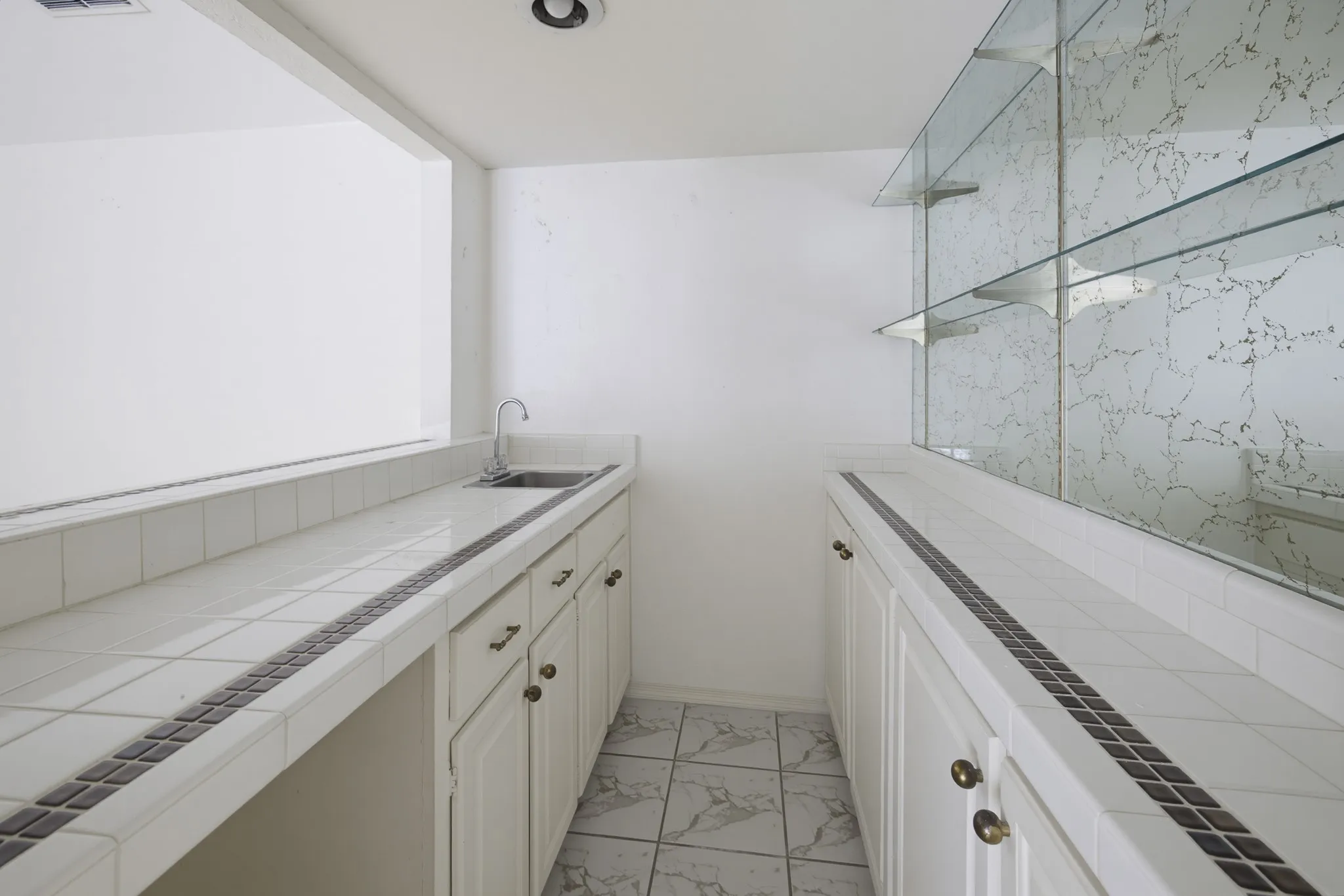 Single Family Residence For Sale in Tarrant County , 21 Crosslands Road, Benbrook, Texas 76132, 4 Bedroom, 3 Bathroom, 2 Garage spaces, 2,882 Sqft, built in 1976, mls#21290520, Real Estate Agent in Benbrook, Homes For Sale in Tarrant county, Homes For Sale in Benbrook, Realtor in Benbrook Texas, Real Estate Brokerage Independent Realty Texas, Luminita Cordes Realtor