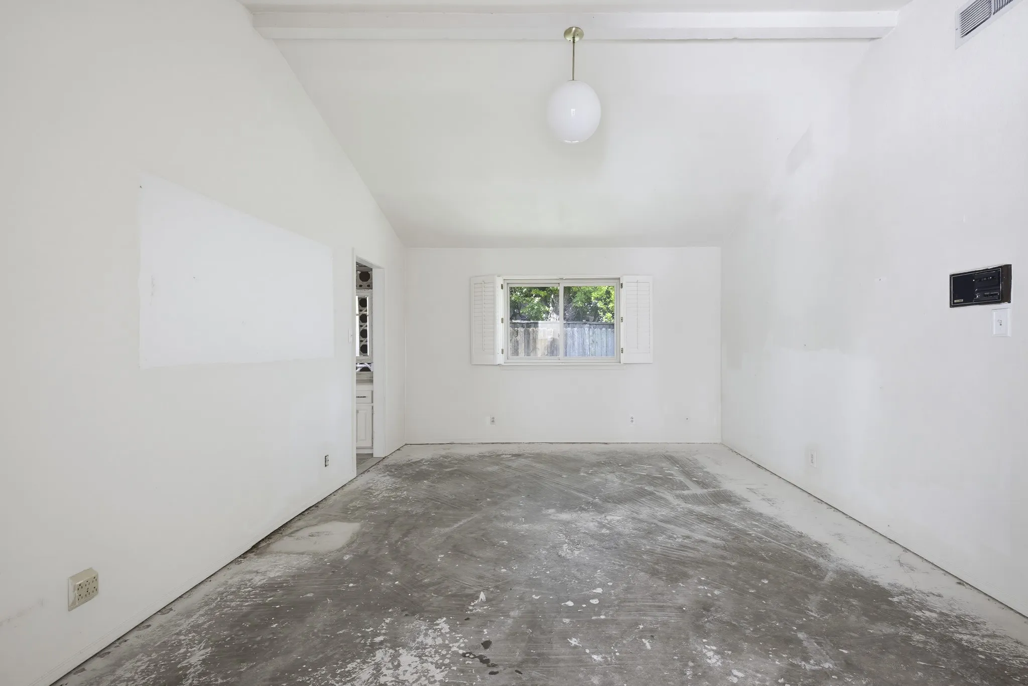 Single Family Residence For Sale in Tarrant County , 21 Crosslands Road, Benbrook, Texas 76132, 4 Bedroom, 3 Bathroom, 2 Garage spaces, 2,882 Sqft, built in 1976, mls#21290520, Real Estate Agent in Benbrook, Homes For Sale in Tarrant county, Homes For Sale in Benbrook, Realtor in Benbrook Texas, Real Estate Brokerage Independent Realty Texas, Luminita Cordes Realtor