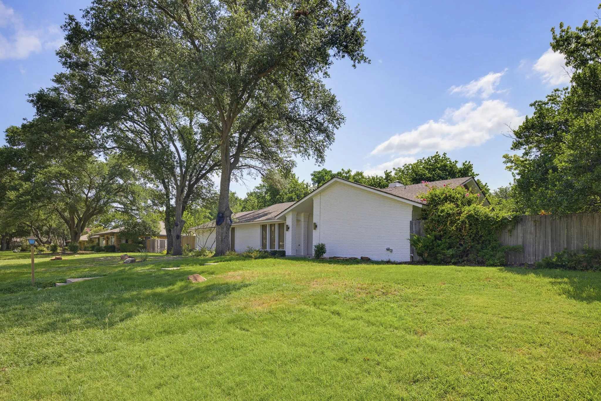 Single Family Residence For Sale in Tarrant County , 21 Crosslands Road, Benbrook, Texas 76132, 4 Bedroom, 3 Bathroom, 2 Garage spaces, 2,882 Sqft, built in 1976, mls#21290520, Real Estate Agent in Benbrook, Homes For Sale in Tarrant county, Homes For Sale in Benbrook, Realtor in Benbrook Texas, Real Estate Brokerage Independent Realty Texas, Luminita Cordes Realtor