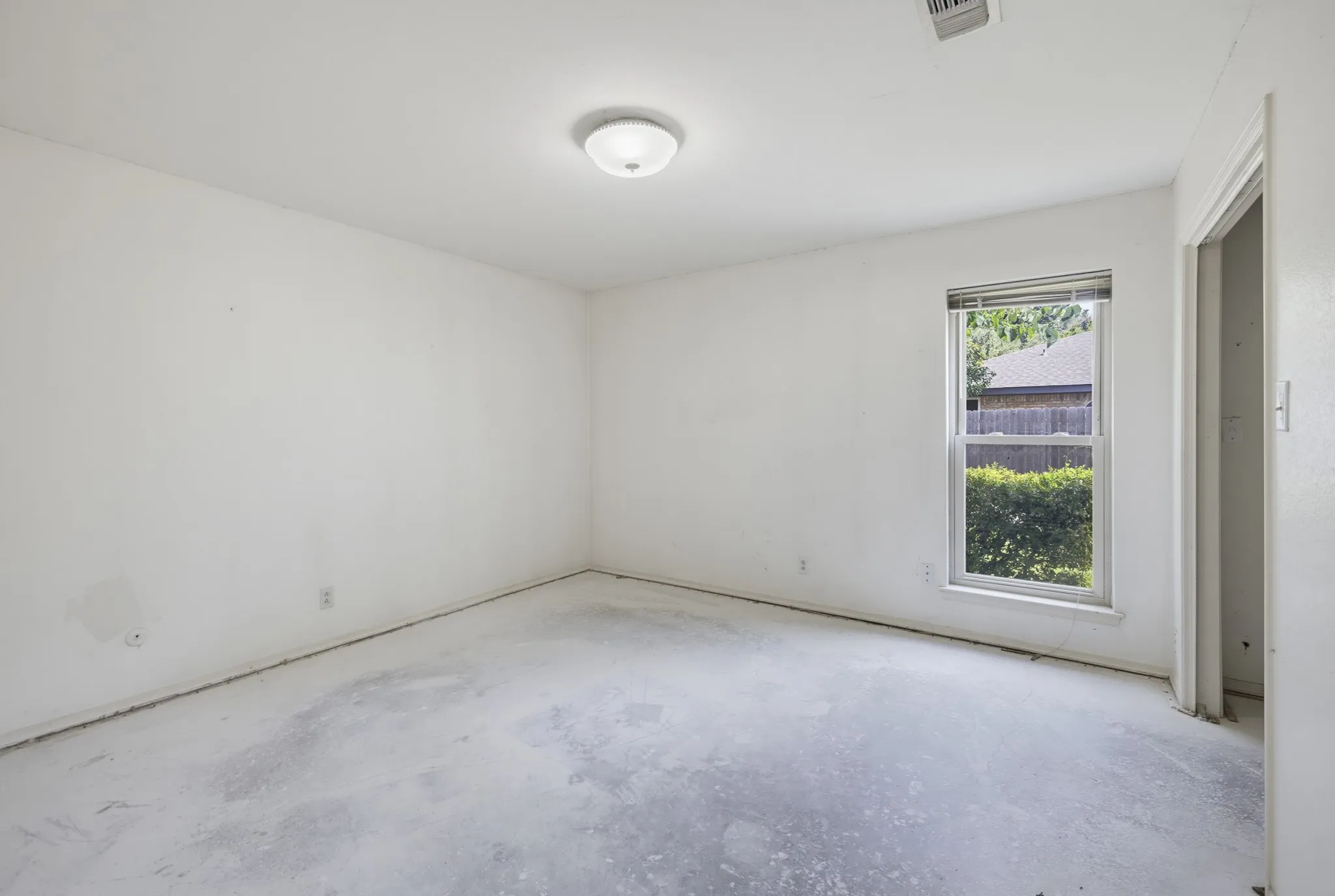 Single Family Residence For Sale in Tarrant County , 21 Crosslands Road, Benbrook, Texas 76132, 4 Bedroom, 3 Bathroom, 2 Garage spaces, 2,882 Sqft, built in 1976, mls#21290520, Real Estate Agent in Benbrook, Homes For Sale in Tarrant county, Homes For Sale in Benbrook, Realtor in Benbrook Texas, Real Estate Brokerage Independent Realty Texas, Luminita Cordes Realtor
