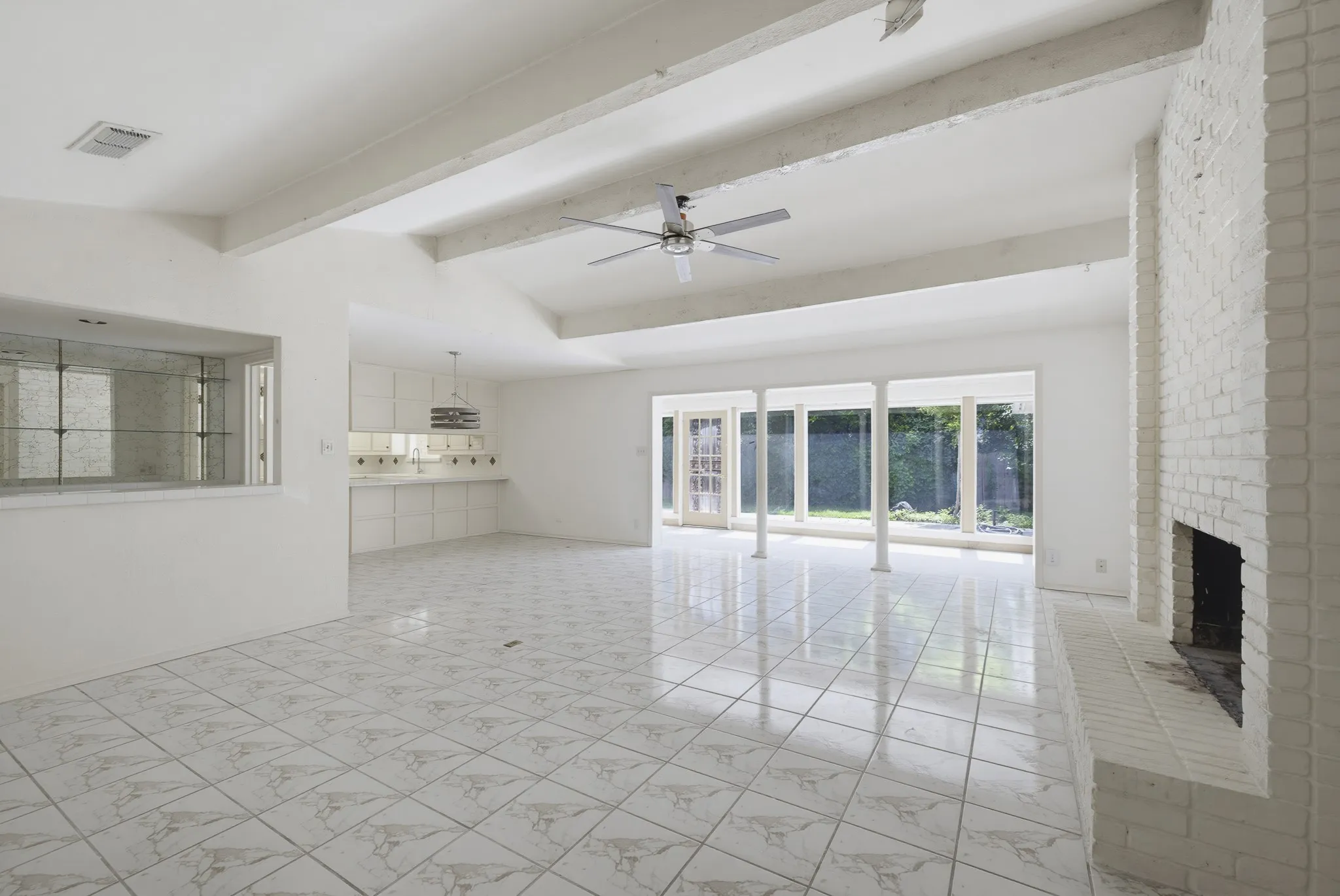 Single Family Residence For Sale in Tarrant County , 21 Crosslands Road, Benbrook, Texas 76132, 4 Bedroom, 3 Bathroom, 2 Garage spaces, 2,882 Sqft, built in 1976, mls#21290520, Real Estate Agent in Benbrook, Homes For Sale in Tarrant county, Homes For Sale in Benbrook, Realtor in Benbrook Texas, Real Estate Brokerage Independent Realty Texas, Luminita Cordes Realtor