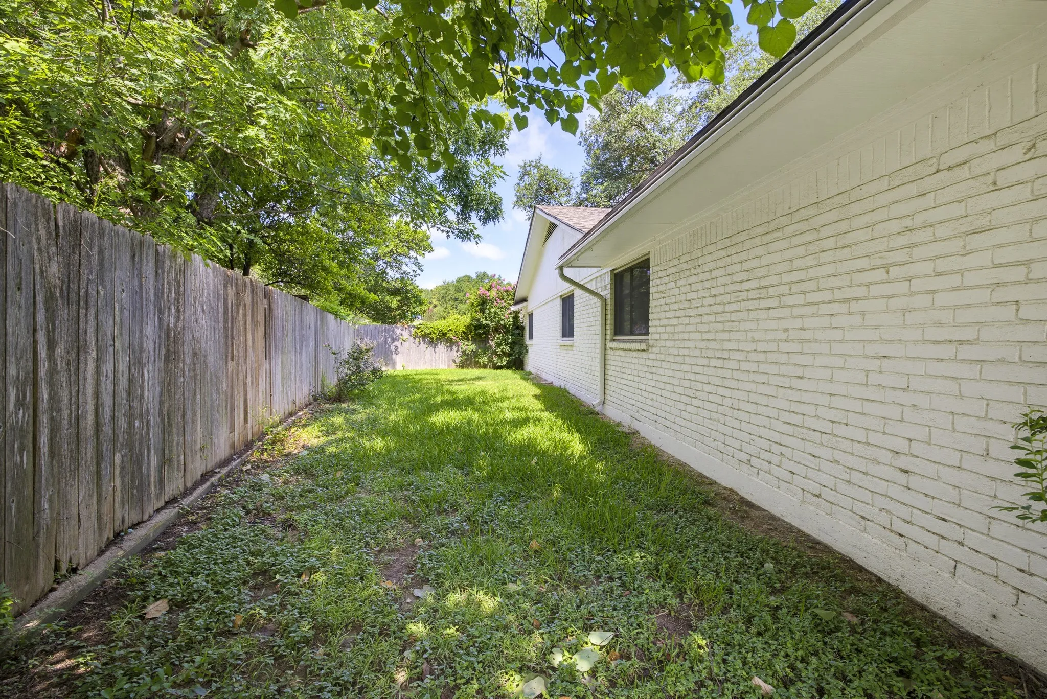Single Family Residence For Sale in Tarrant County , 21 Crosslands Road, Benbrook, Texas 76132, 4 Bedroom, 3 Bathroom, 2 Garage spaces, 2,882 Sqft, built in 1976, mls#21290520, Real Estate Agent in Benbrook, Homes For Sale in Tarrant county, Homes For Sale in Benbrook, Realtor in Benbrook Texas, Real Estate Brokerage Independent Realty Texas, Luminita Cordes Realtor