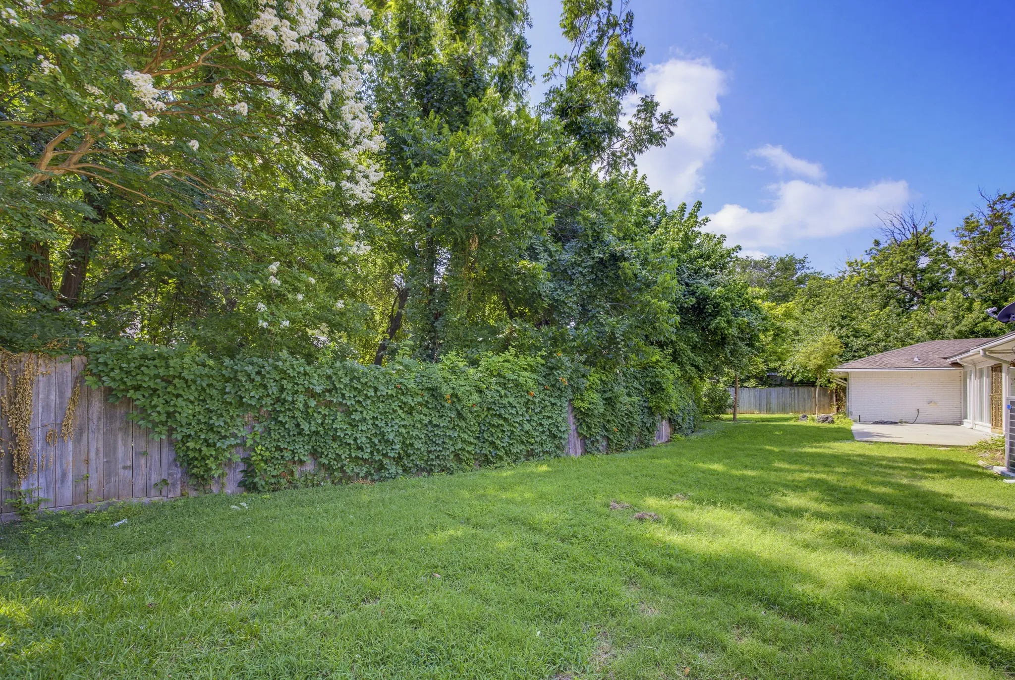Single Family Residence For Sale in Tarrant County , 21 Crosslands Road, Benbrook, Texas 76132, 4 Bedroom, 3 Bathroom, 2 Garage spaces, 2,882 Sqft, built in 1976, mls#21290520, Real Estate Agent in Benbrook, Homes For Sale in Tarrant county, Homes For Sale in Benbrook, Realtor in Benbrook Texas, Real Estate Brokerage Independent Realty Texas, Luminita Cordes Realtor