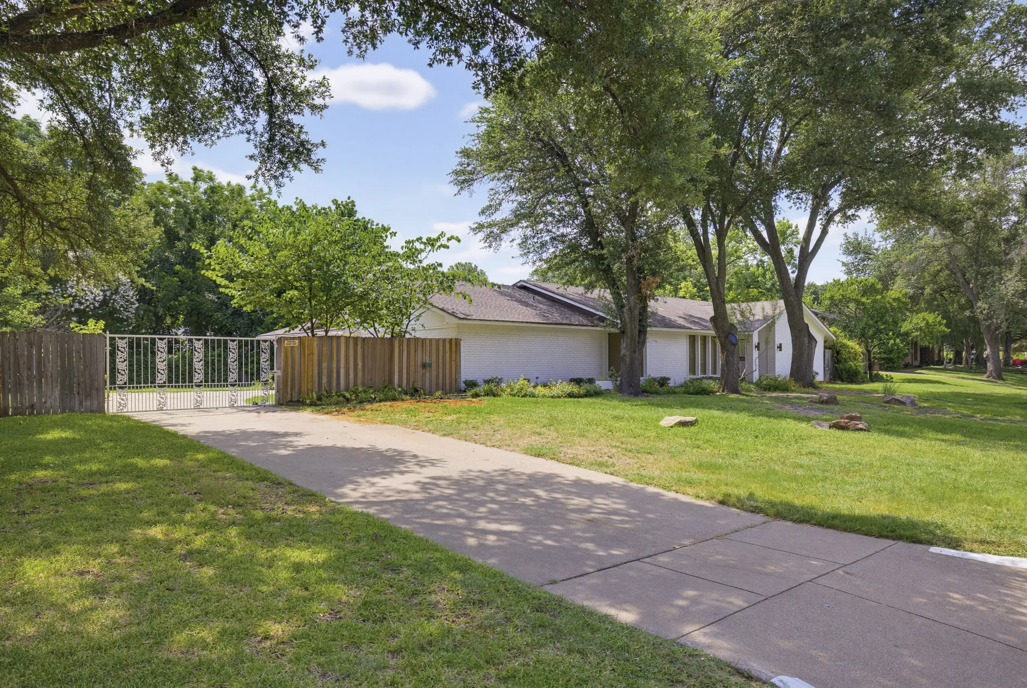 Single Family Residence For Sale in Tarrant County , 21 Crosslands Road, Benbrook, Texas 76132, 4 Bedroom, 3 Bathroom, 2 Garage spaces, 2,882 Sqft, built in 1976, mls#21290520, Real Estate Agent in Benbrook, Homes For Sale in Tarrant county, Homes For Sale in Benbrook, Realtor in Benbrook Texas, Real Estate Brokerage Independent Realty Texas, Luminita Cordes Realtor