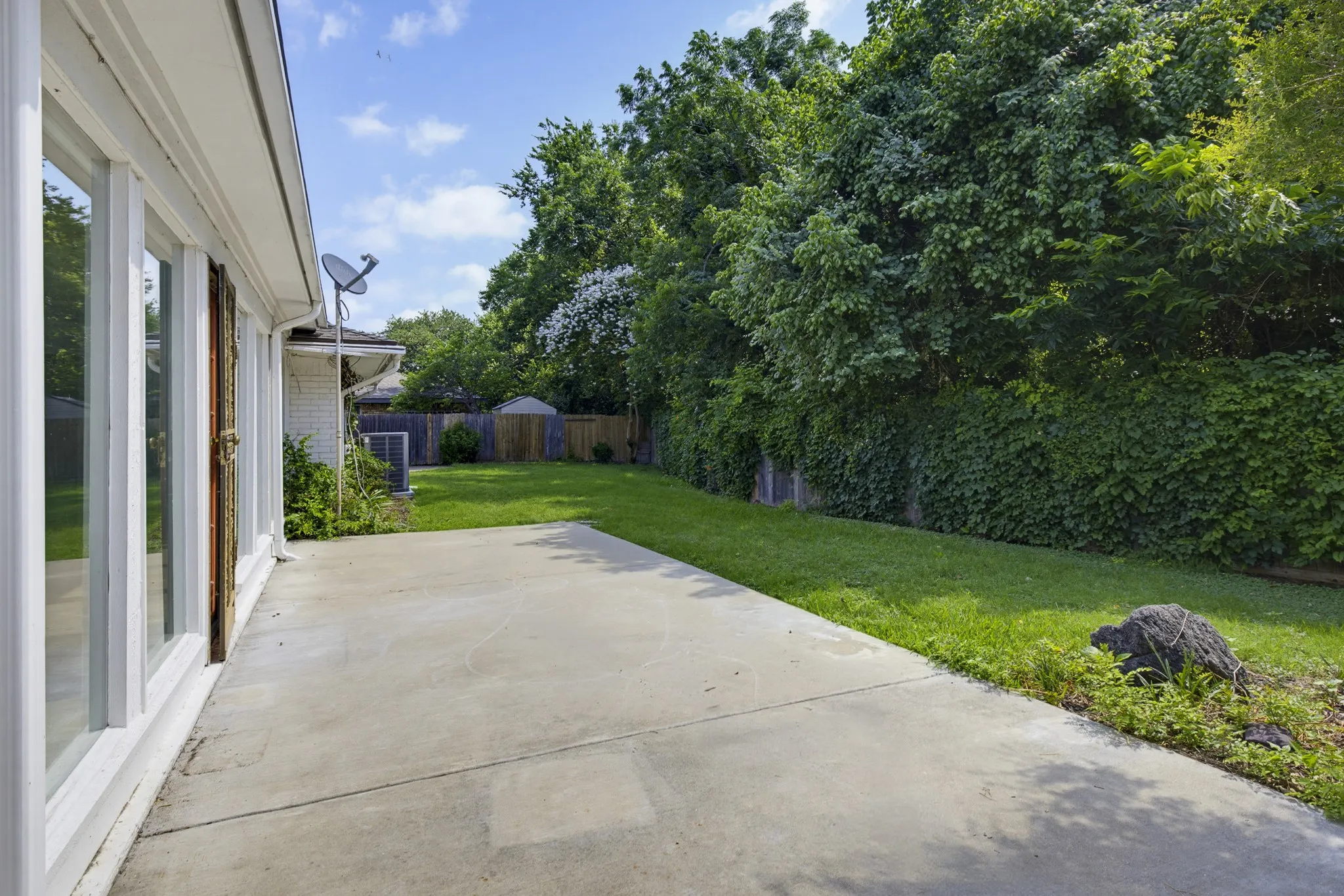 Single Family Residence For Sale in Tarrant County , 21 Crosslands Road, Benbrook, Texas 76132, 4 Bedroom, 3 Bathroom, 2 Garage spaces, 2,882 Sqft, built in 1976, mls#21290520, Real Estate Agent in Benbrook, Homes For Sale in Tarrant county, Homes For Sale in Benbrook, Realtor in Benbrook Texas, Real Estate Brokerage Independent Realty Texas, Luminita Cordes Realtor