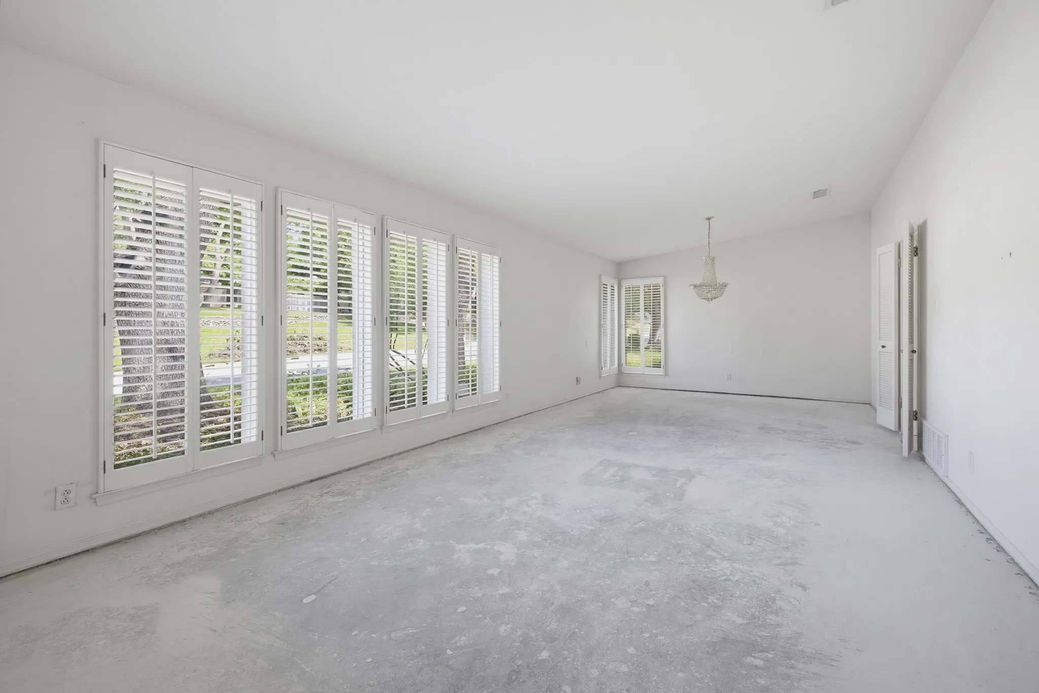 Single Family Residence For Sale in Tarrant County , 21 Crosslands Road, Benbrook, Texas 76132, 4 Bedroom, 3 Bathroom, 2 Garage spaces, 2,882 Sqft, built in 1976, mls#21290520, Real Estate Agent in Benbrook, Homes For Sale in Tarrant county, Homes For Sale in Benbrook, Realtor in Benbrook Texas, Real Estate Brokerage Independent Realty Texas, Luminita Cordes Realtor