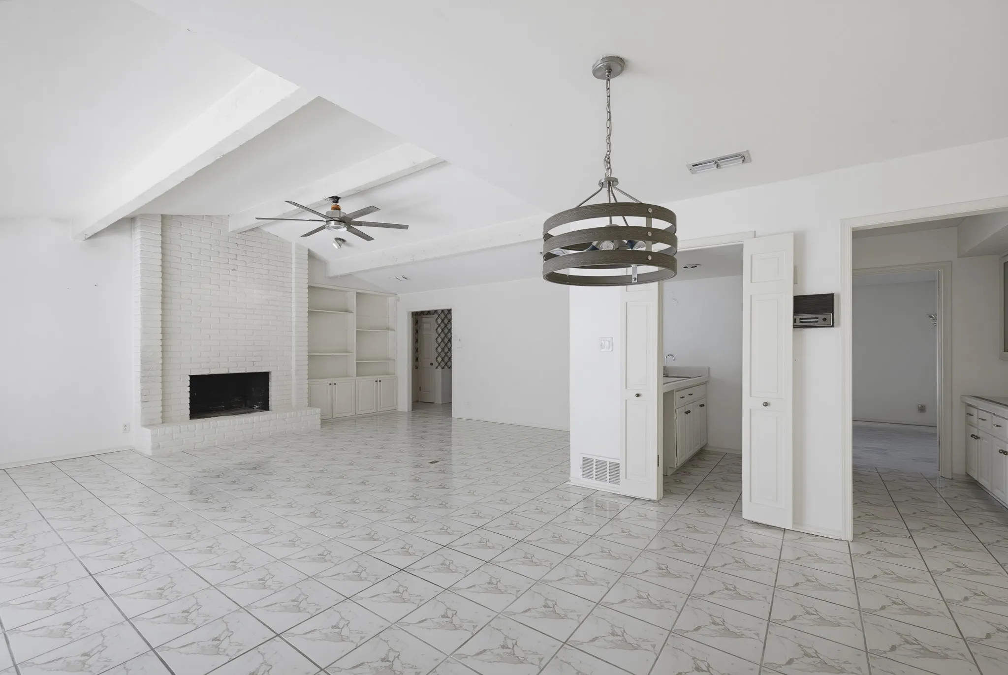 Single Family Residence For Sale in Tarrant County , 21 Crosslands Road, Benbrook, Texas 76132, 4 Bedroom, 3 Bathroom, 2 Garage spaces, 2,882 Sqft, built in 1976, mls#21290520, Real Estate Agent in Benbrook, Homes For Sale in Tarrant county, Homes For Sale in Benbrook, Realtor in Benbrook Texas, Real Estate Brokerage Independent Realty Texas, Luminita Cordes Realtor