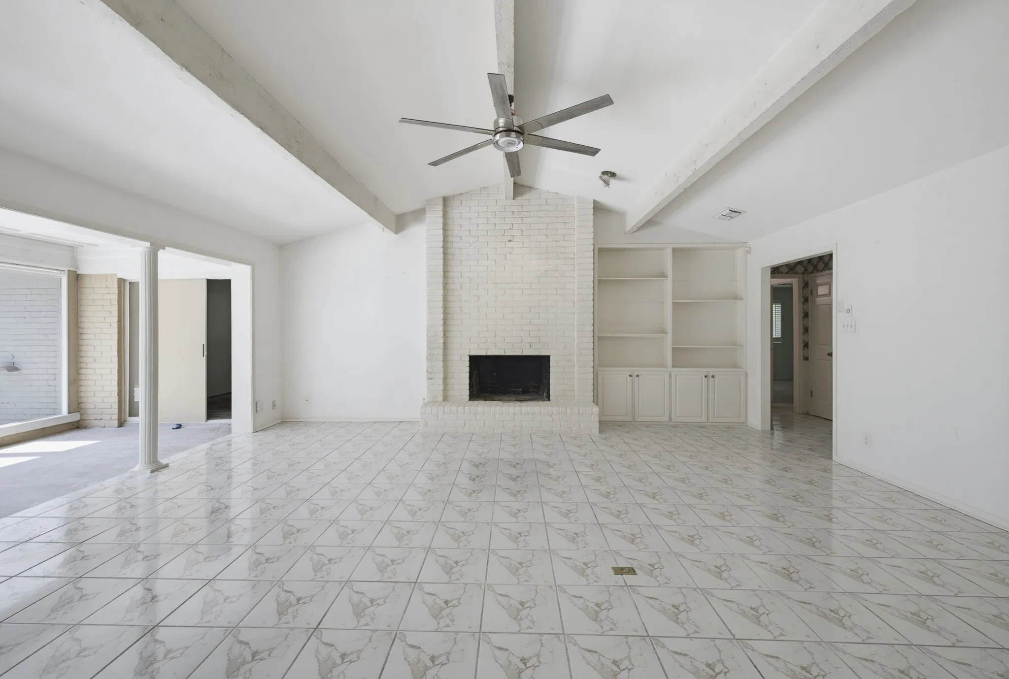 Single Family Residence For Sale in Tarrant County , 21 Crosslands Road, Benbrook, Texas 76132, 4 Bedroom, 3 Bathroom, 2 Garage spaces, 2,882 Sqft, built in 1976, mls#21290520, Real Estate Agent in Benbrook, Homes For Sale in Tarrant county, Homes For Sale in Benbrook, Realtor in Benbrook Texas, Real Estate Brokerage Independent Realty Texas, Luminita Cordes Realtor