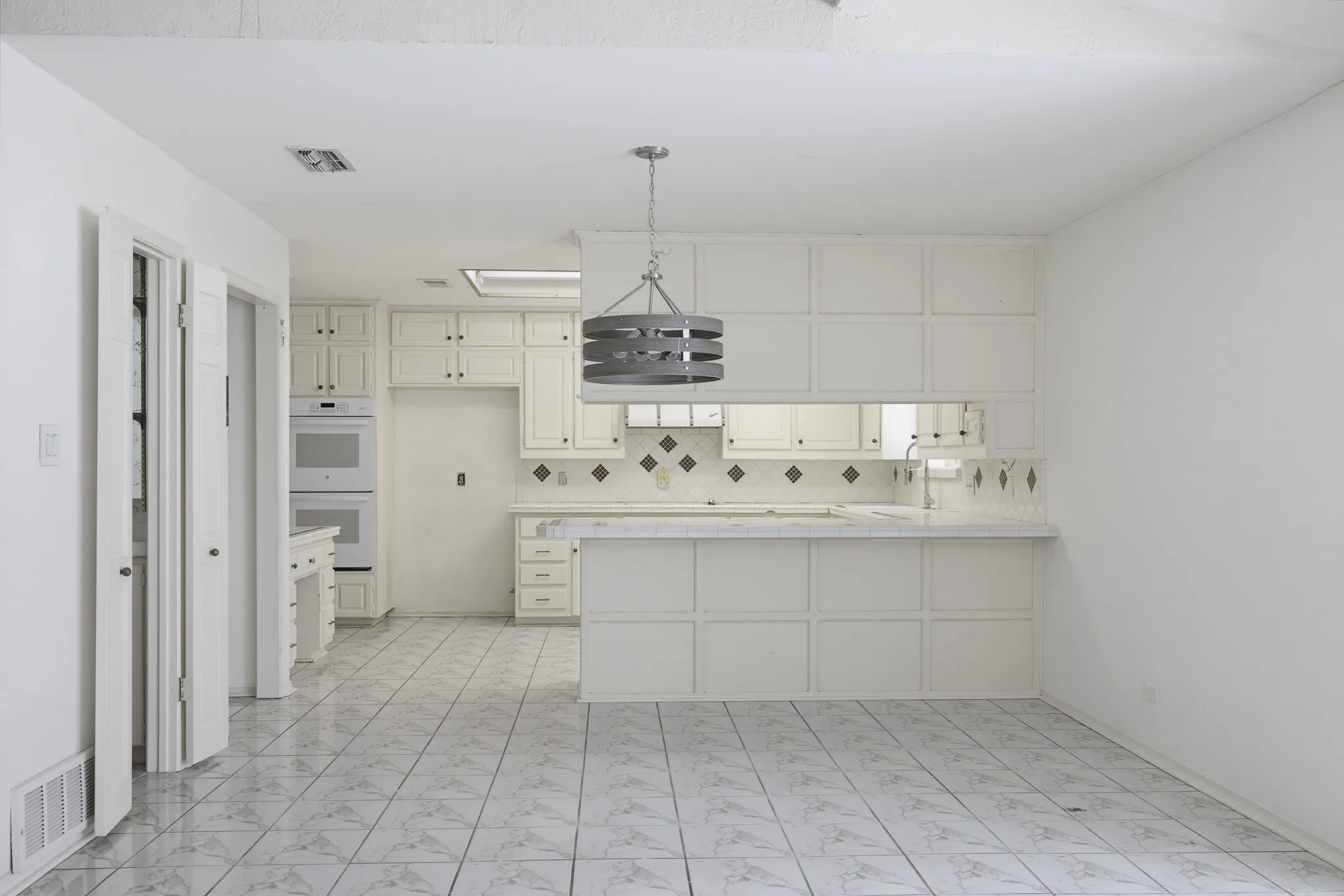 Single Family Residence For Sale in Tarrant County , 21 Crosslands Road, Benbrook, Texas 76132, 4 Bedroom, 3 Bathroom, 2 Garage spaces, 2,882 Sqft, built in 1976, mls#21290520, Real Estate Agent in Benbrook, Homes For Sale in Tarrant county, Homes For Sale in Benbrook, Realtor in Benbrook Texas, Real Estate Brokerage Independent Realty Texas, Luminita Cordes Realtor