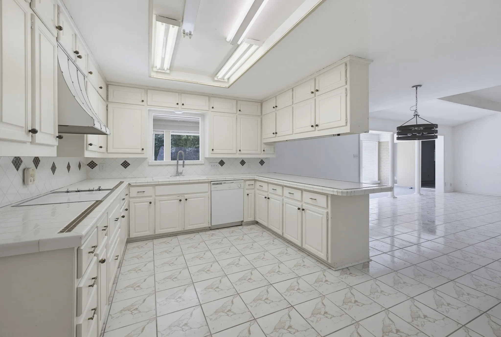 Single Family Residence For Sale in Tarrant County , 21 Crosslands Road, Benbrook, Texas 76132, 4 Bedroom, 3 Bathroom, 2 Garage spaces, 2,882 Sqft, built in 1976, mls#21290520, Real Estate Agent in Benbrook, Homes For Sale in Tarrant county, Homes For Sale in Benbrook, Realtor in Benbrook Texas, Real Estate Brokerage Independent Realty Texas, Luminita Cordes Realtor