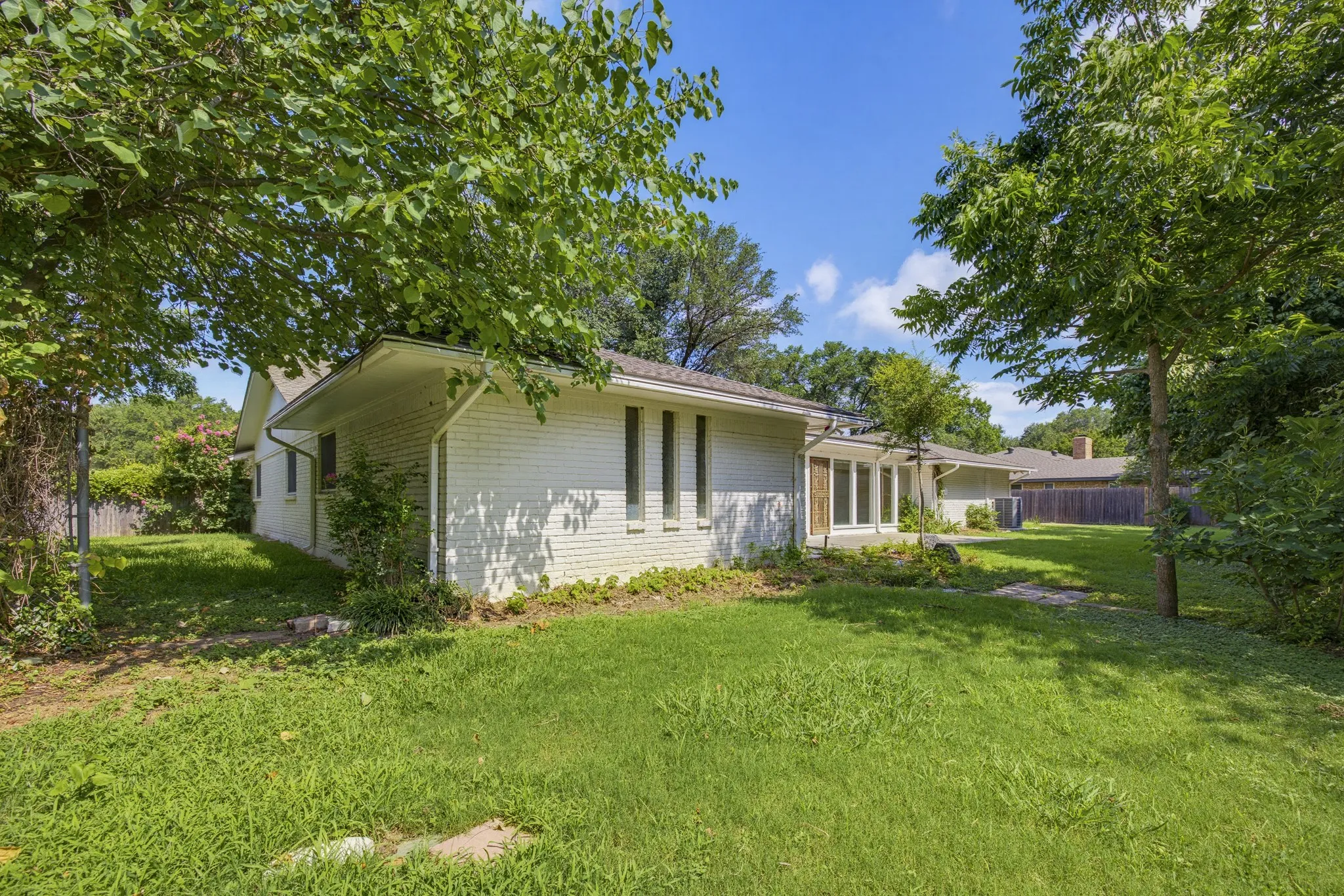 Single Family Residence For Sale in Tarrant County , 21 Crosslands Road, Benbrook, Texas 76132, 4 Bedroom, 3 Bathroom, 2 Garage spaces, 2,882 Sqft, built in 1976, mls#21290520, Real Estate Agent in Benbrook, Homes For Sale in Tarrant county, Homes For Sale in Benbrook, Realtor in Benbrook Texas, Real Estate Brokerage Independent Realty Texas, Luminita Cordes Realtor